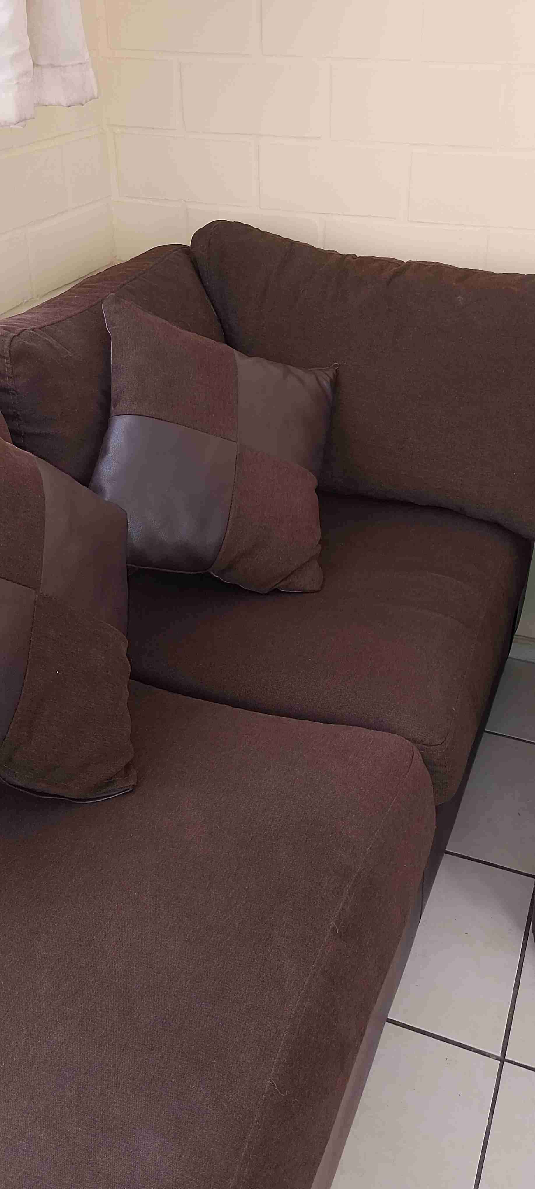 Sofá seccional marrón oscuro - miniatura 4