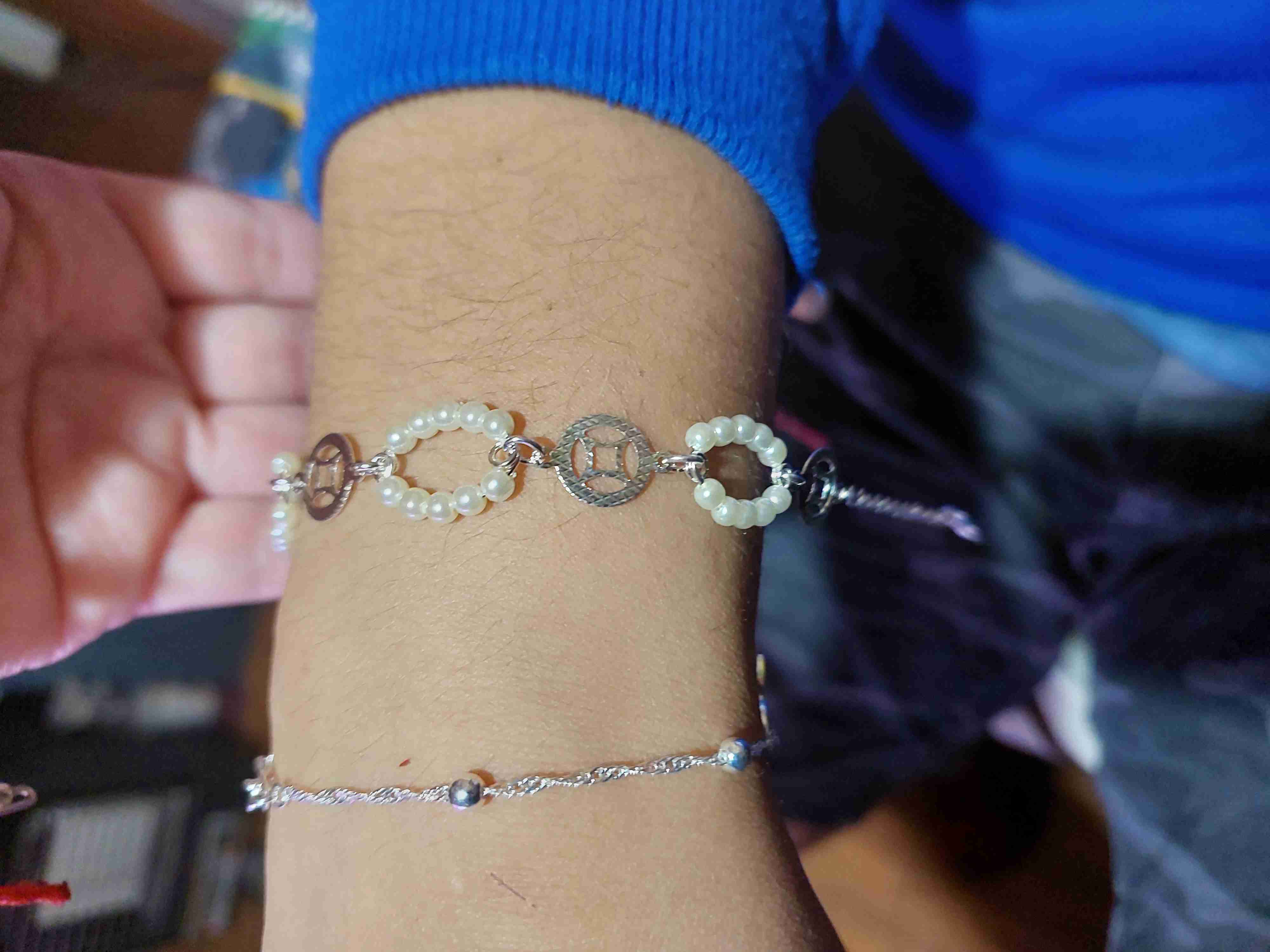 Pulsera con colgantes y perlas