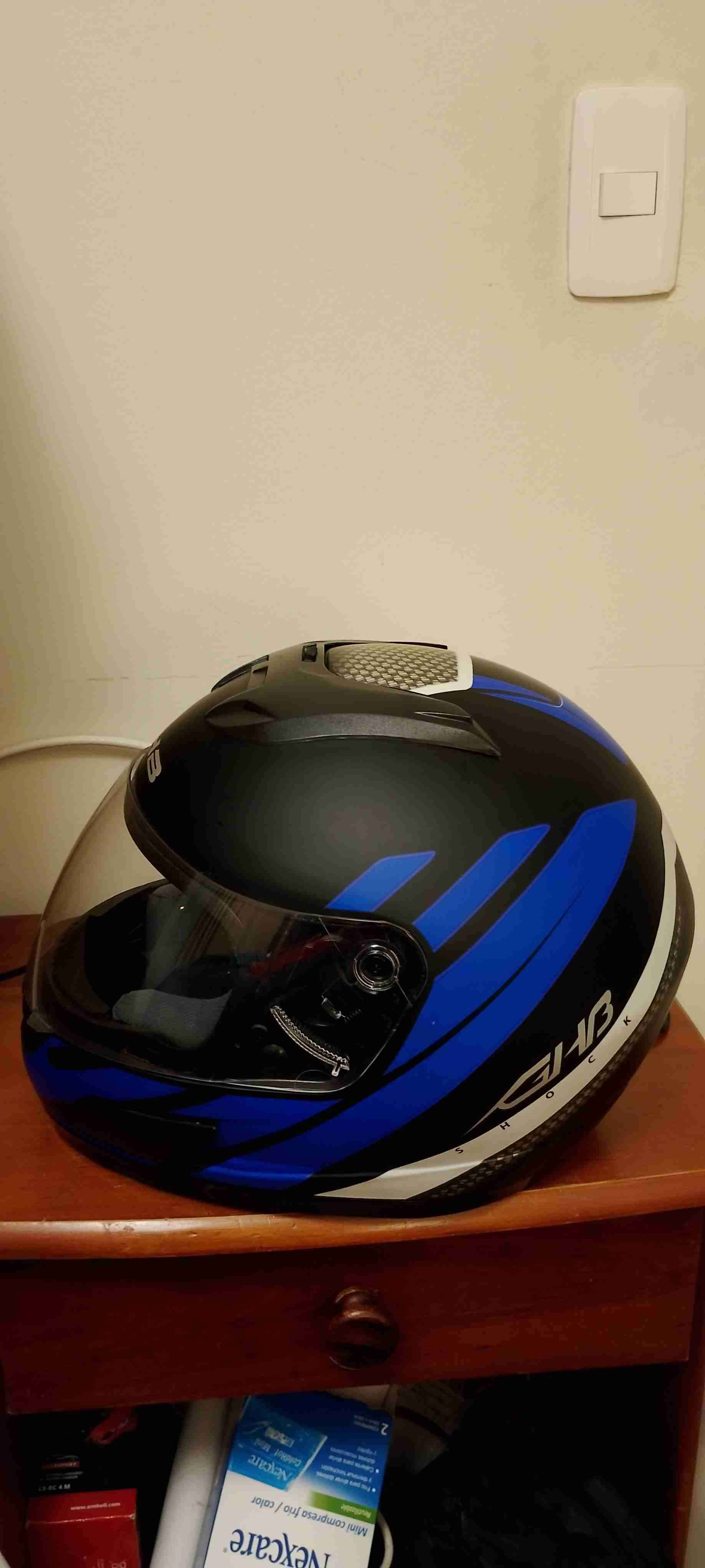 Casco de moto azul y negro