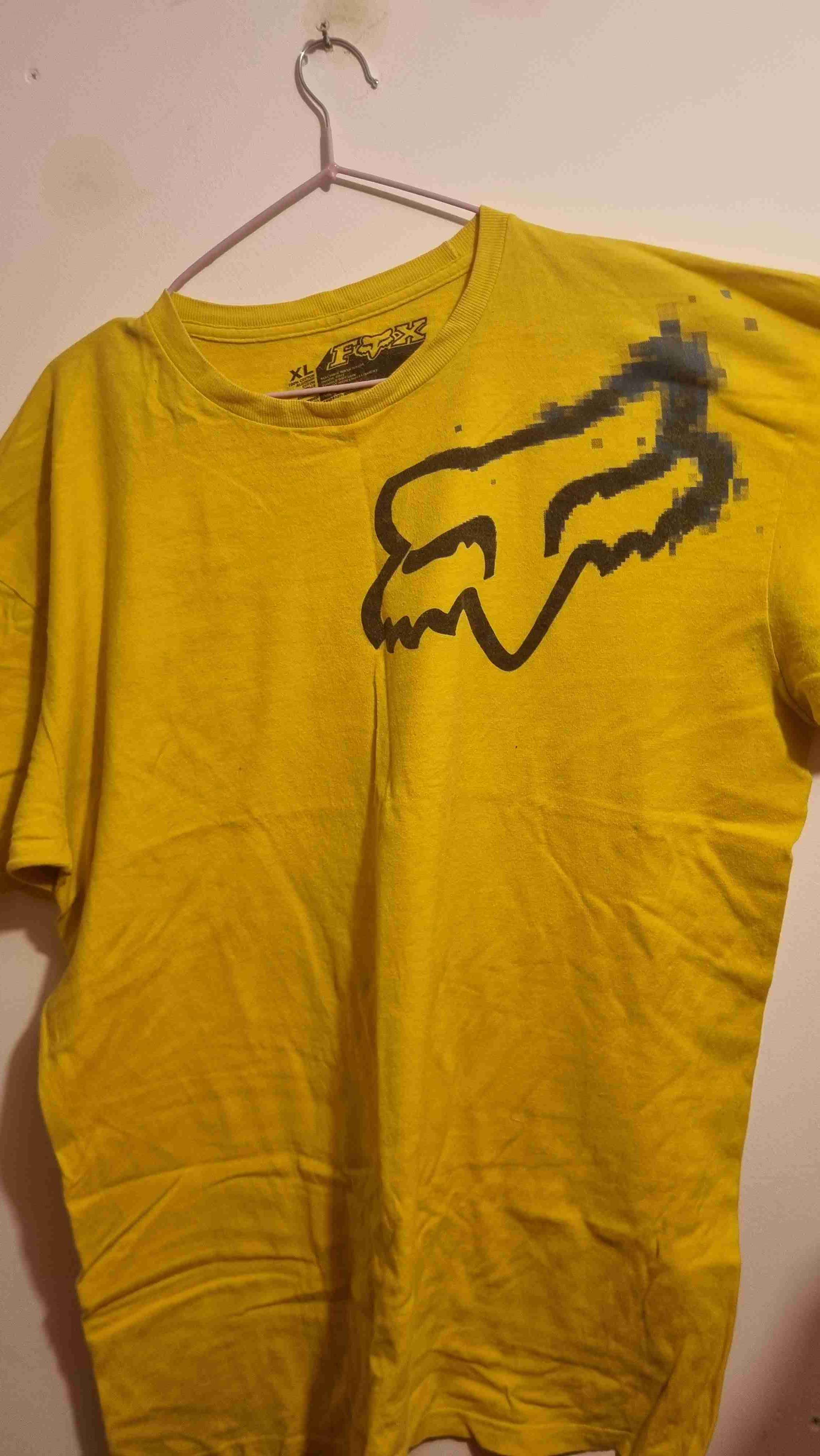 Polera amarilla con logo gráfico FOX