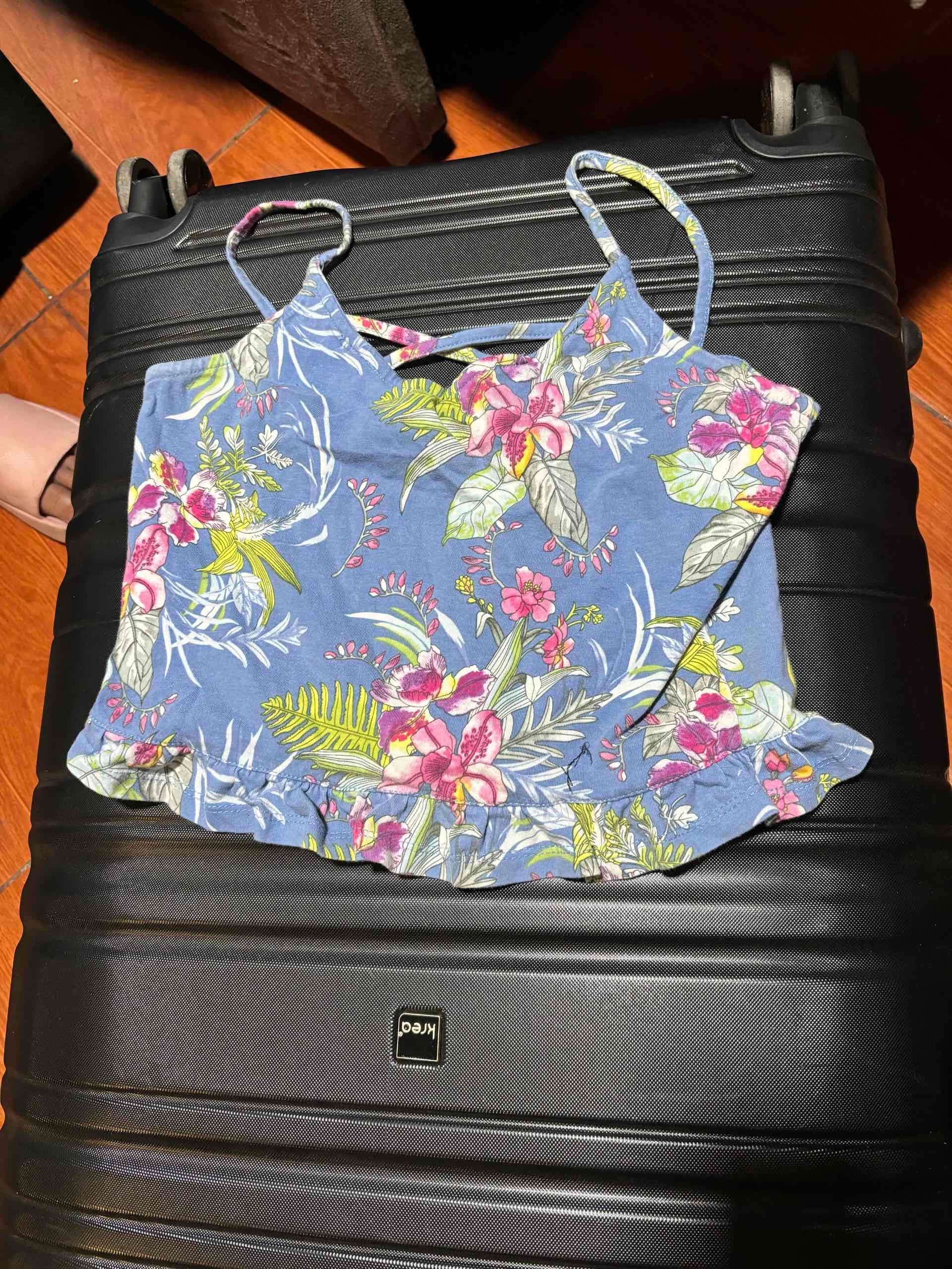 Blusa azul con estampado floral