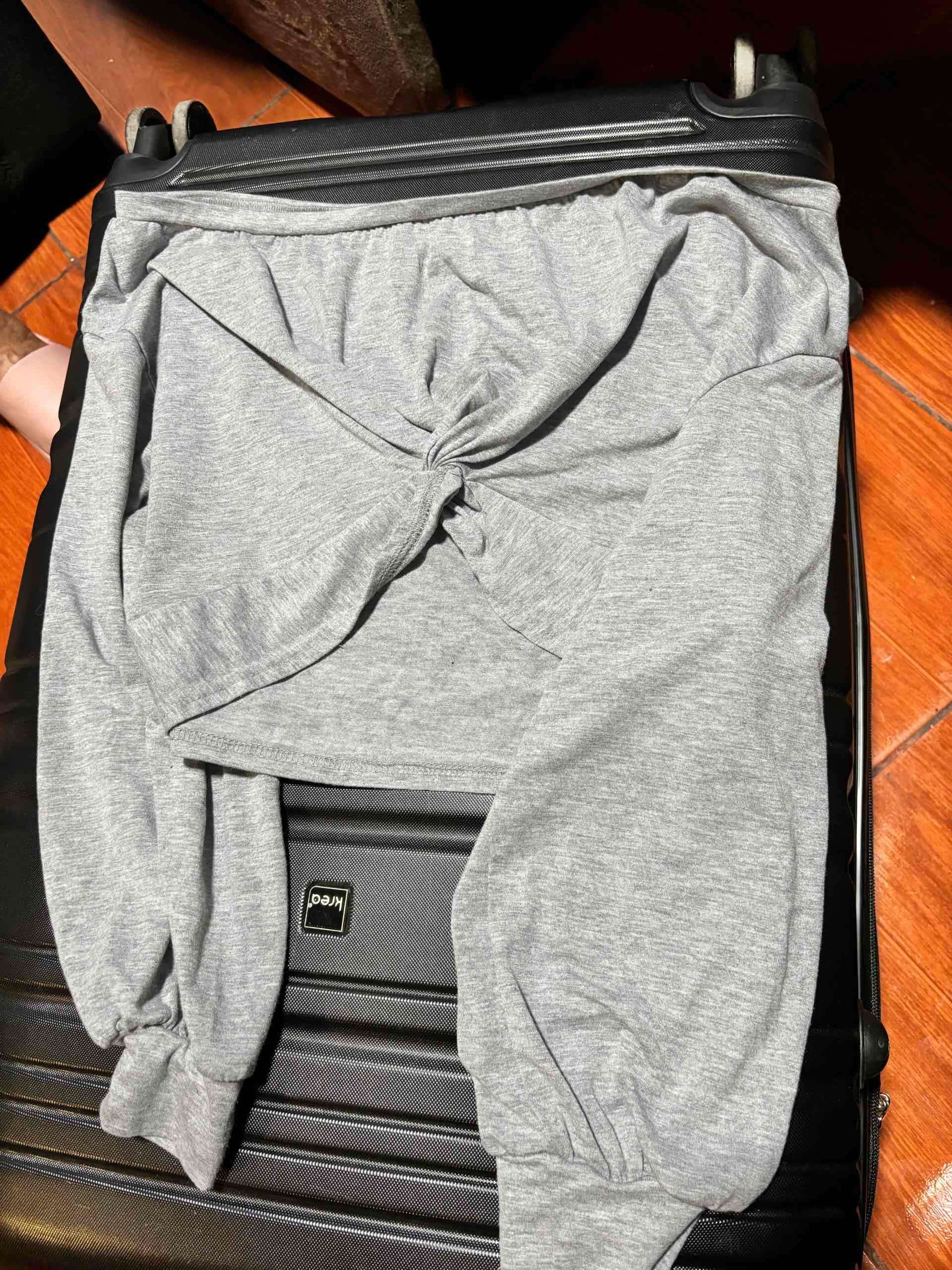 Polera gris con nudo frontal