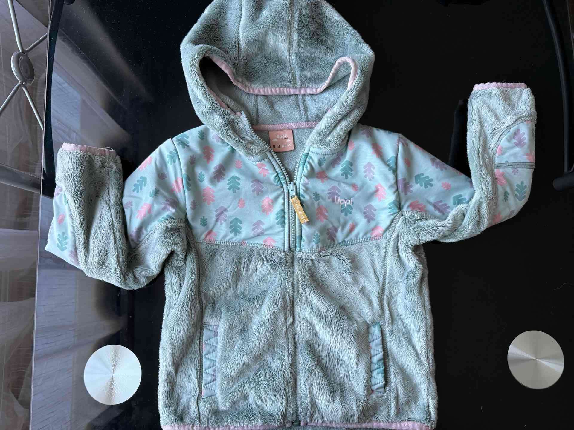Chaqueta infantil verde con capucha