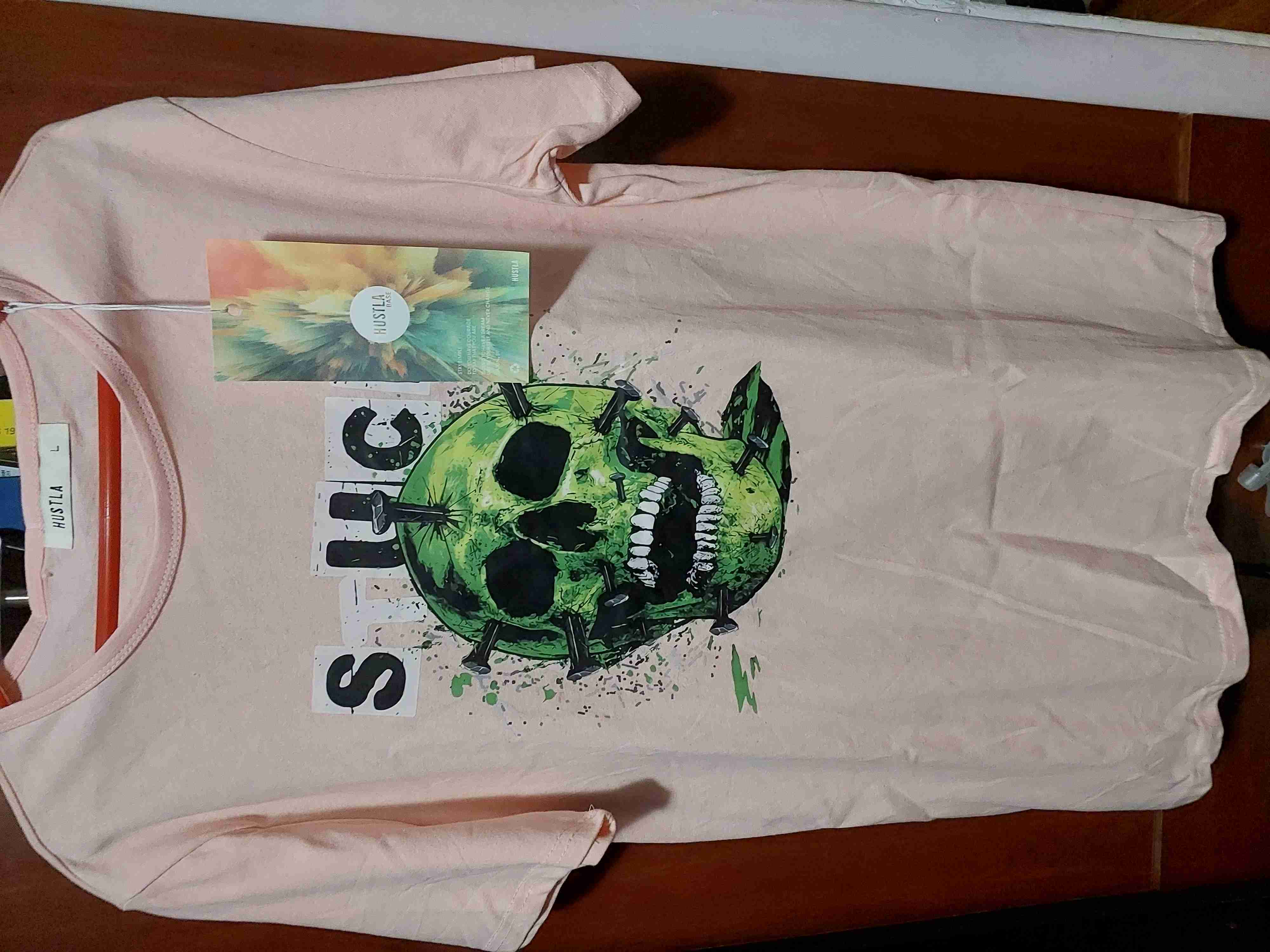 Polera rosa Hustla con calavera