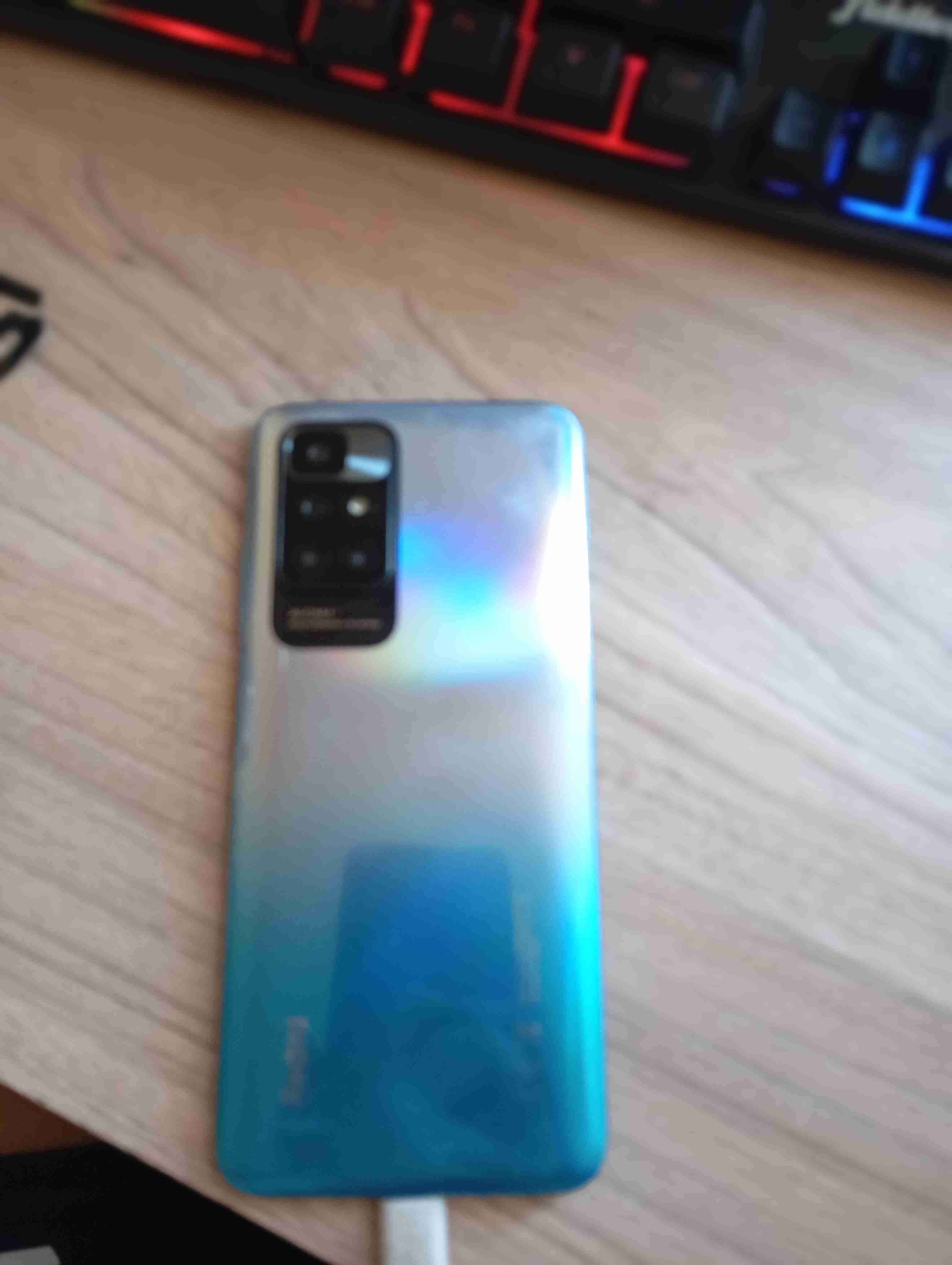 Smartphone con pantalla dañada - miniatura 2