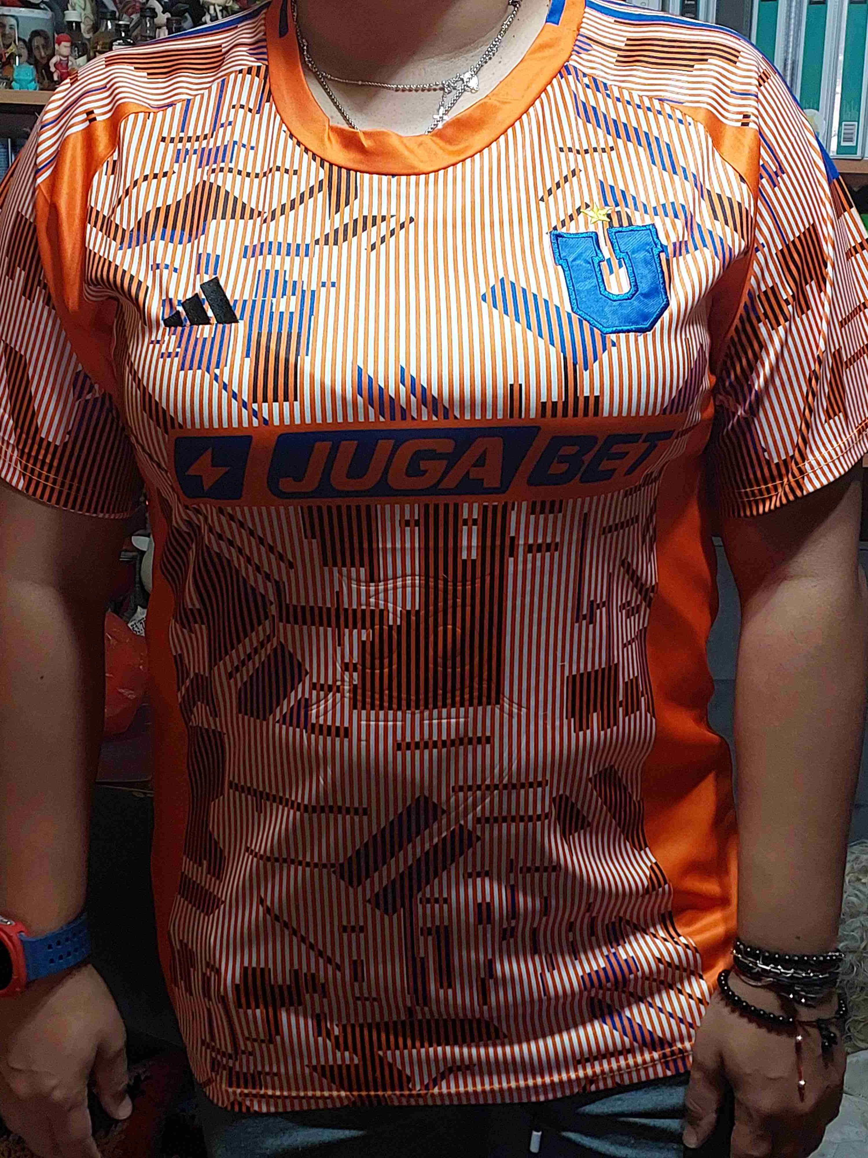 Polera deportiva U anaranjada