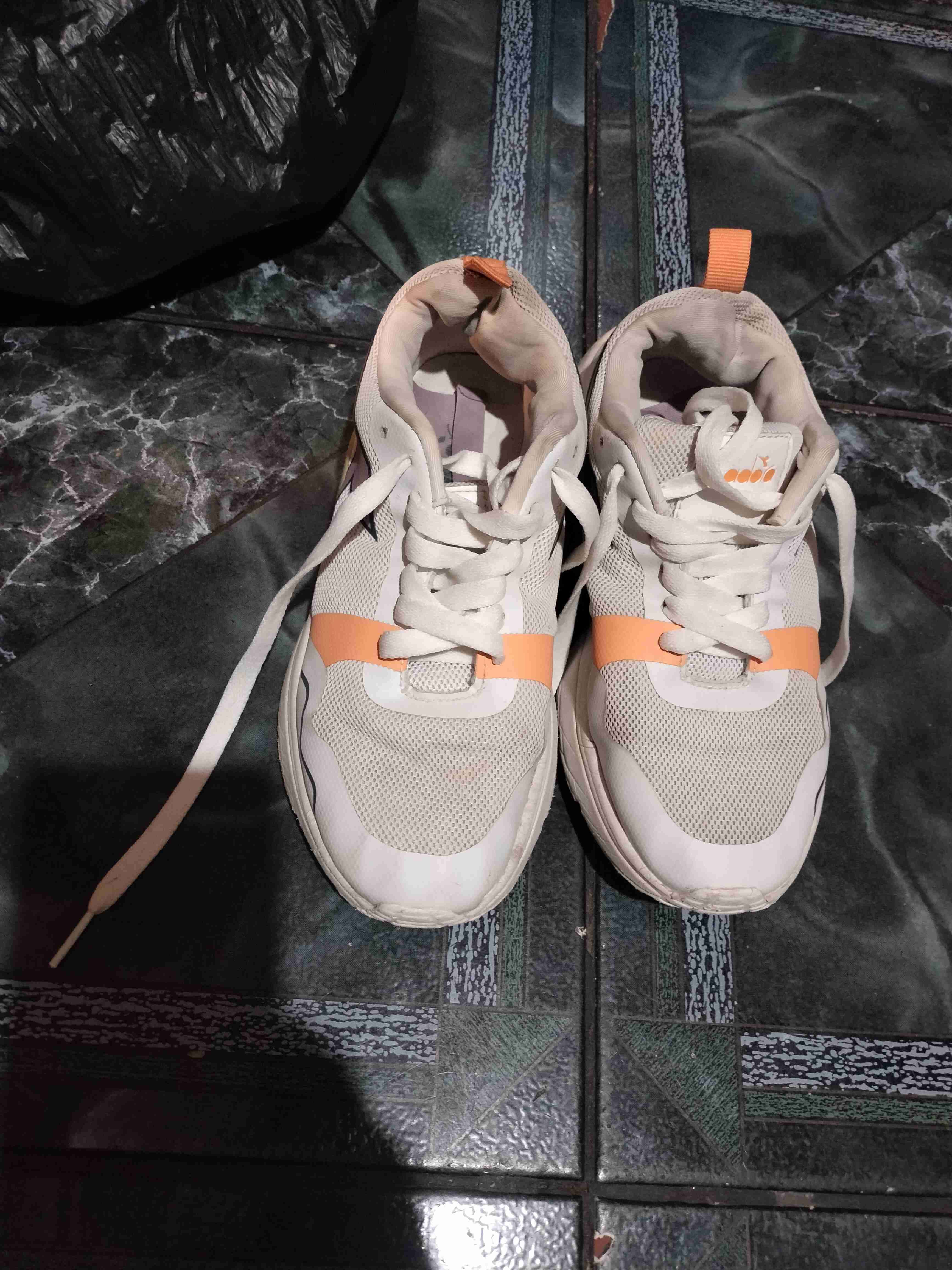 Zapatillas deportivas blancas y naranjas