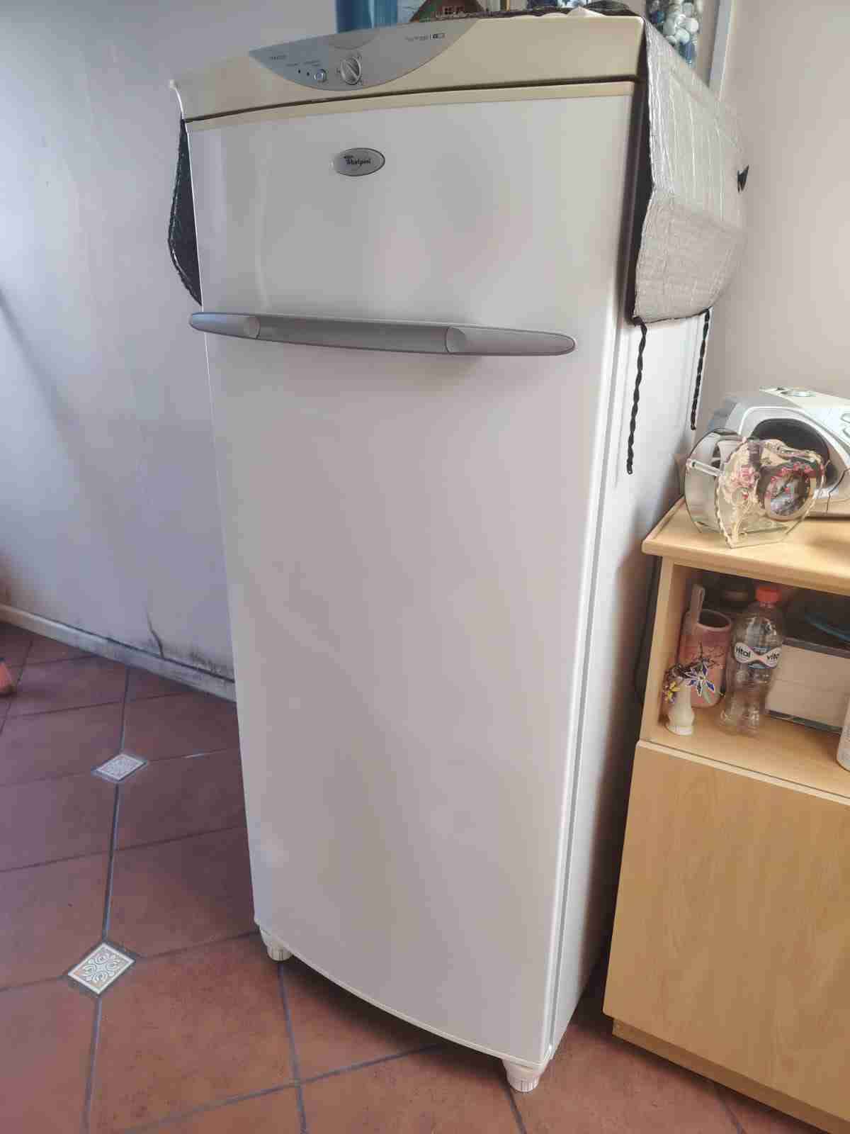 Congelador vertical Whirlpool blanco