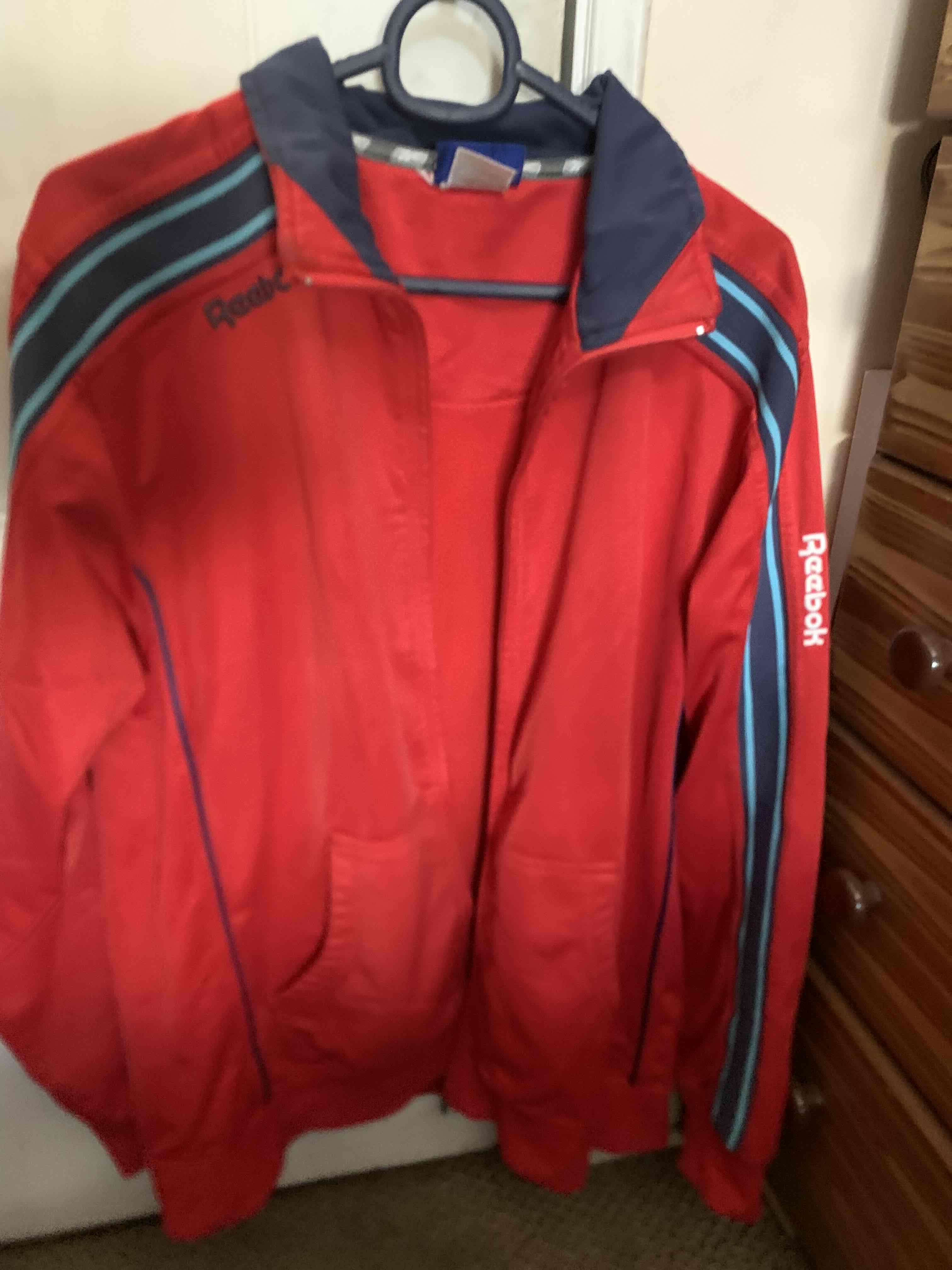 Chaqueta deportiva Reebok roja