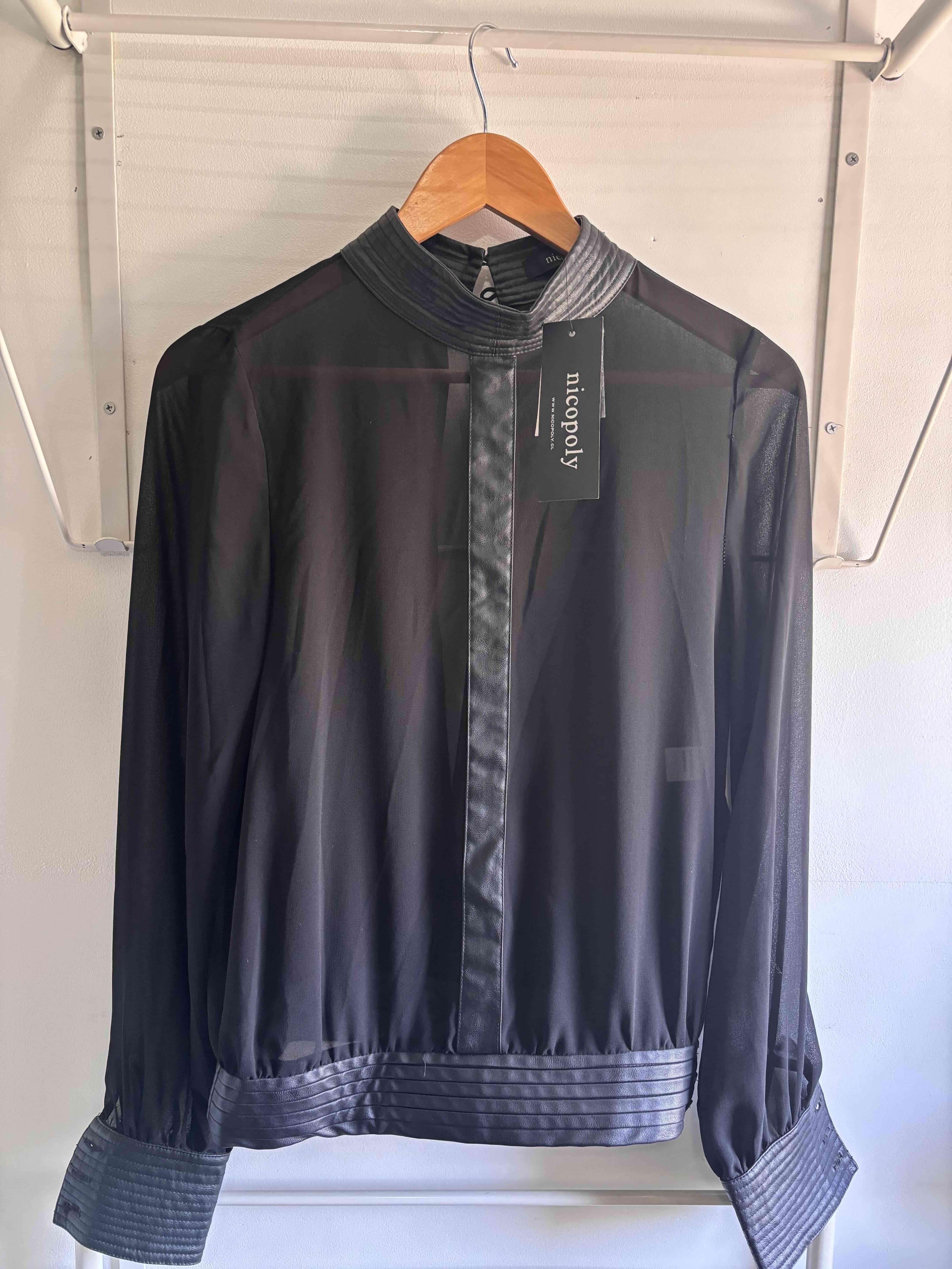 Blusa negra con detalles de cuero