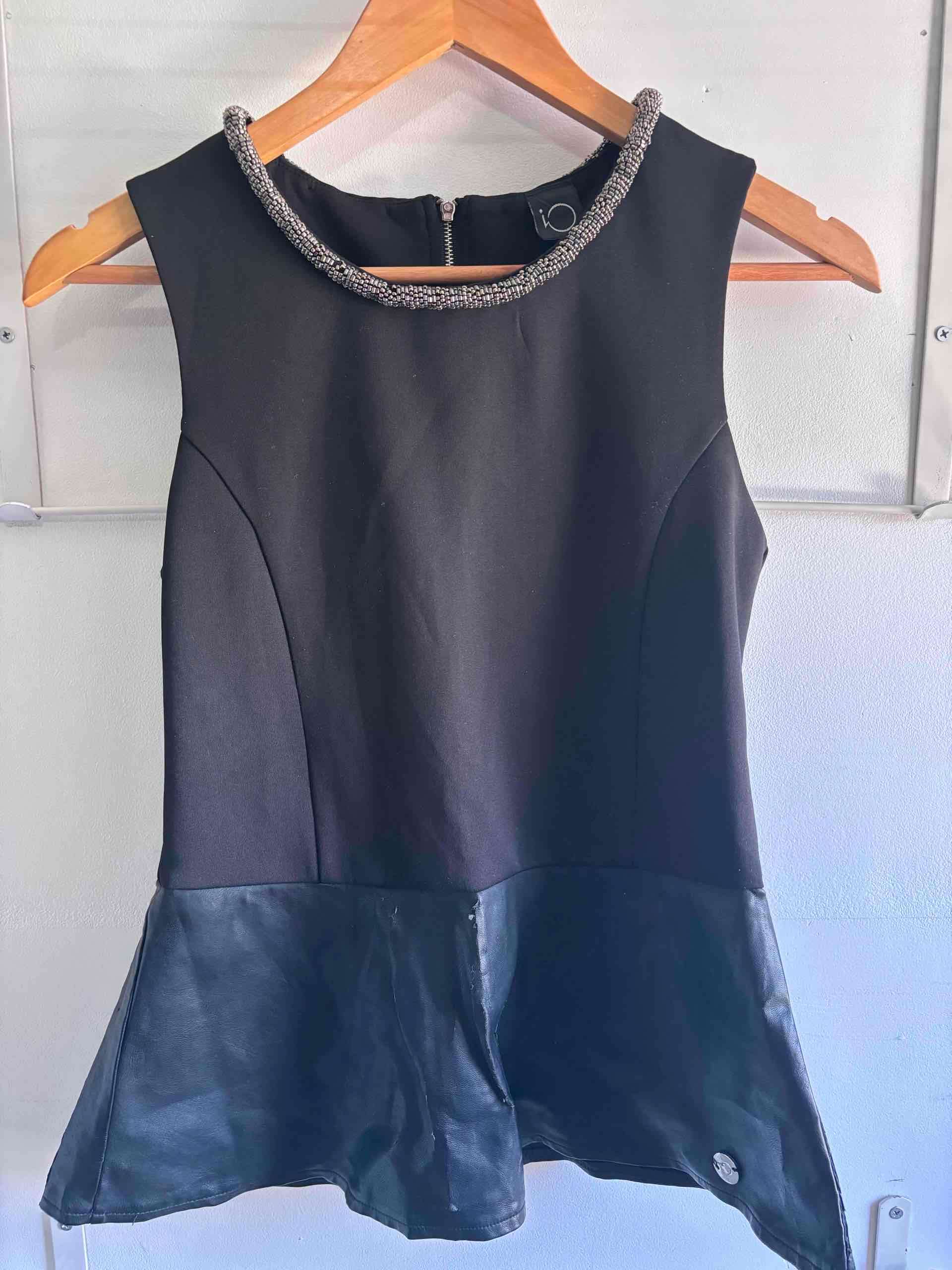 Blusa negra con cuello adornado