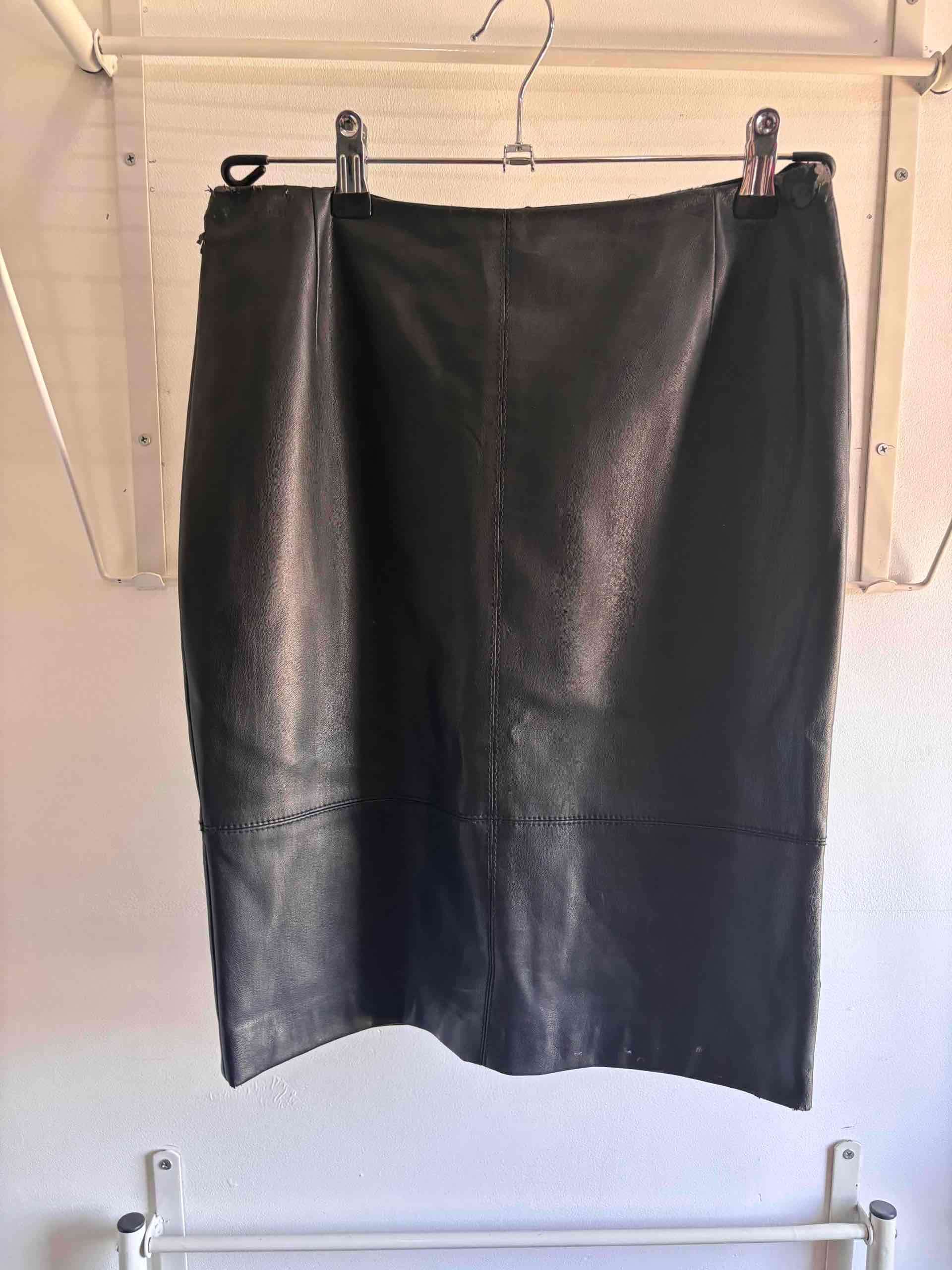 Falda negra de cuero