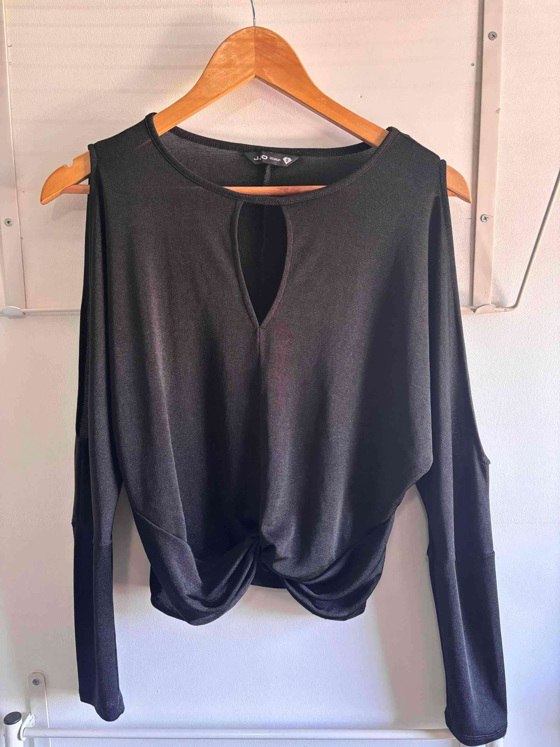 Polera negra con diseño innovador