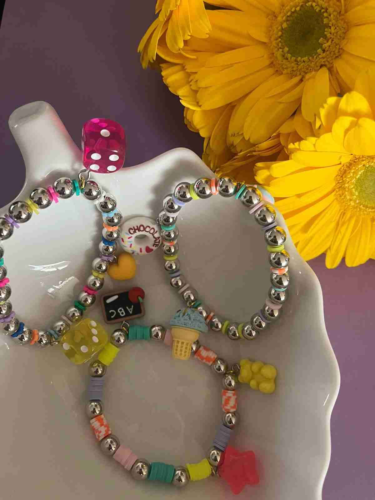 Pulseras de cuentas coloridas