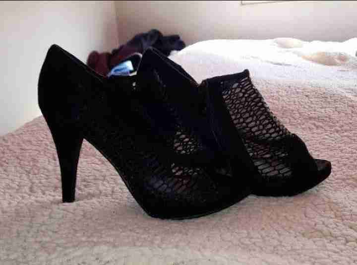 Zapatos de tacón negros calados