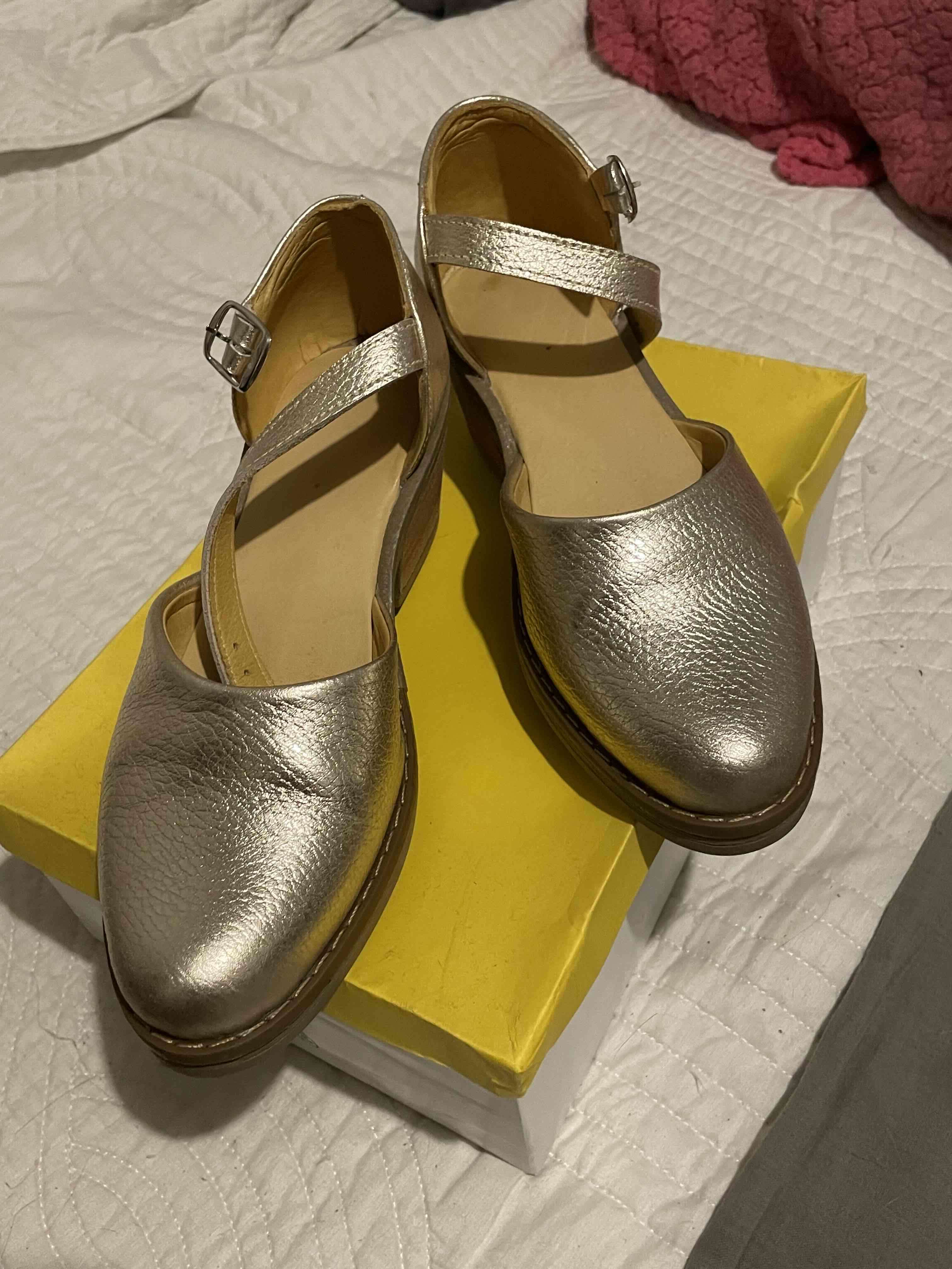Zapatos dorados con hebilla