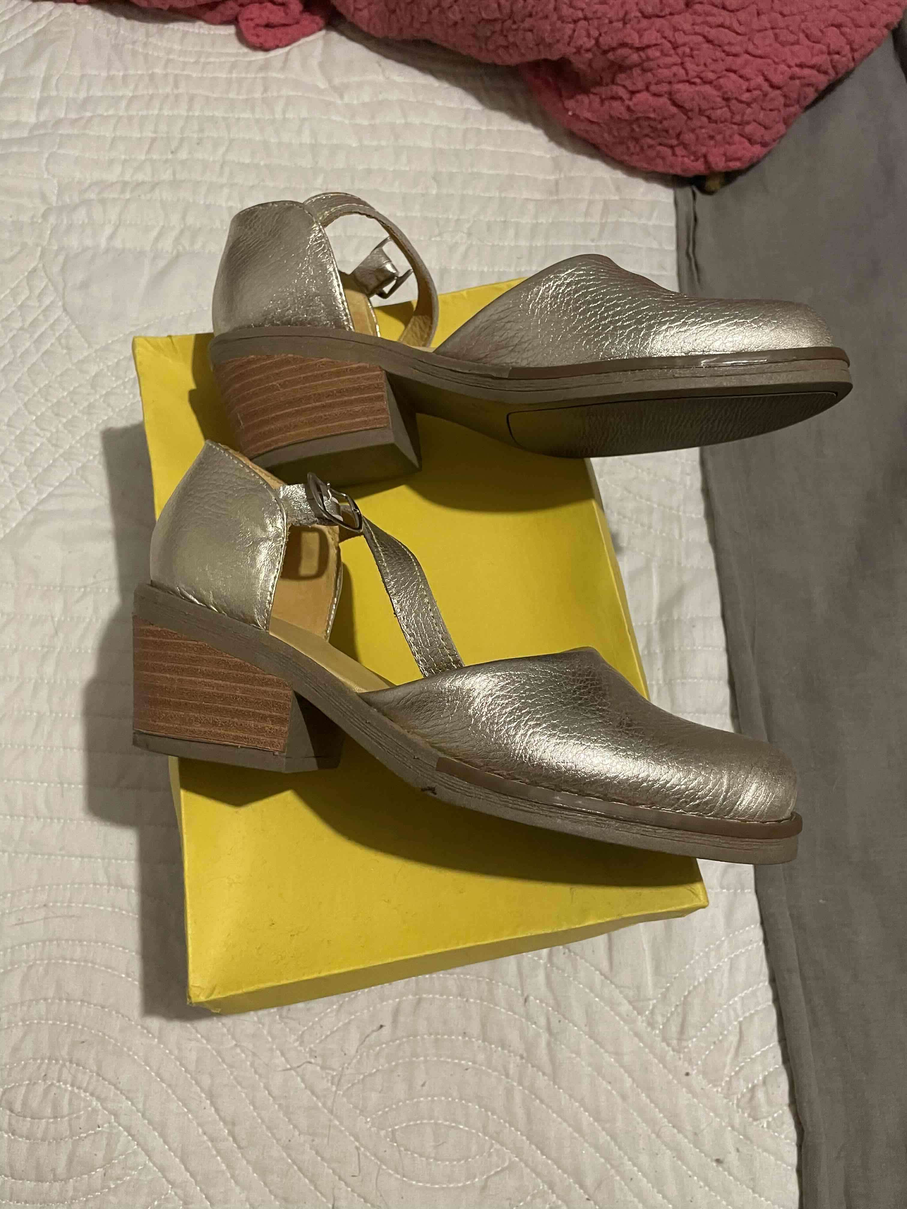 Zapatos dorados con hebilla - miniatura 2