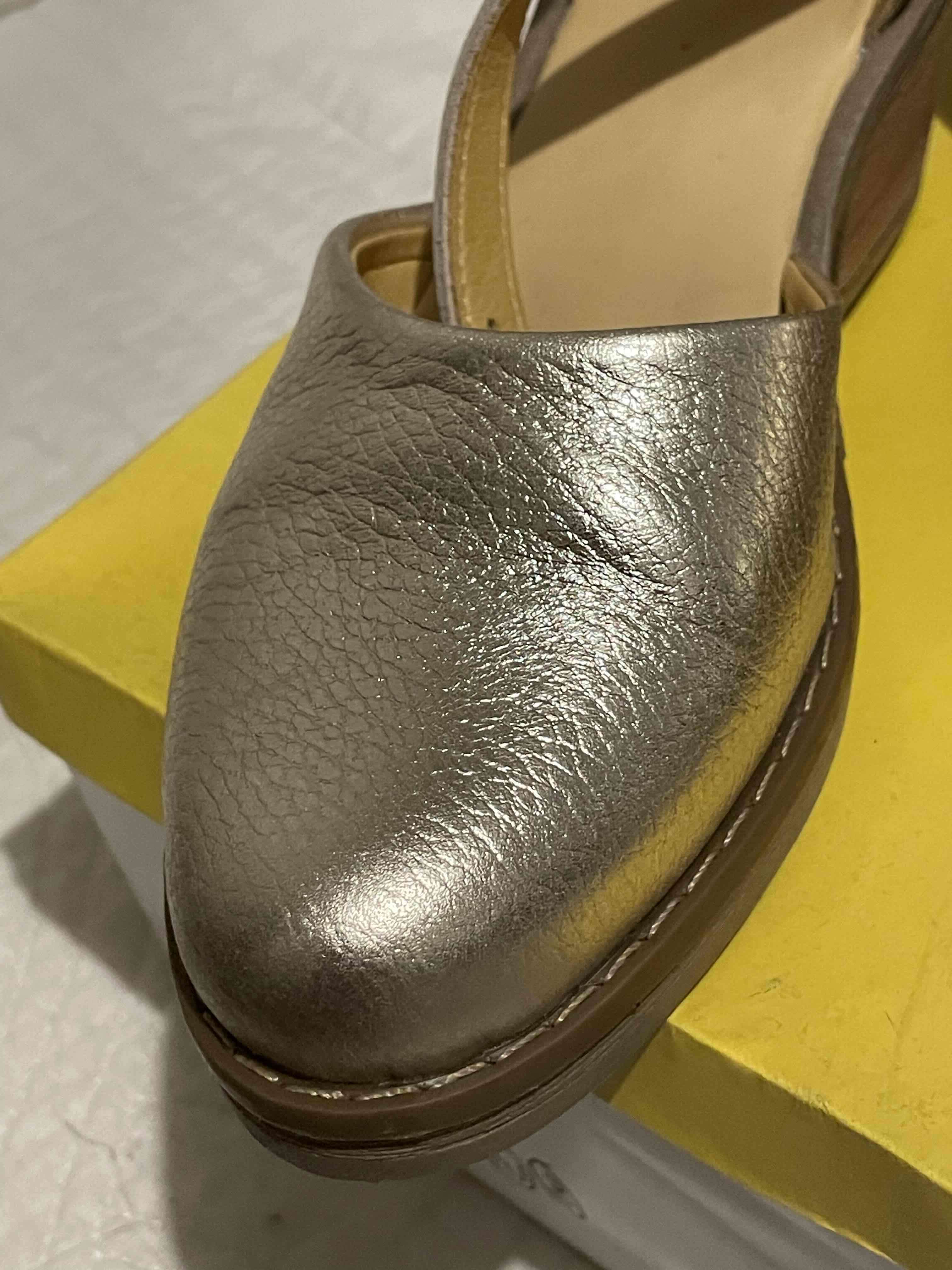 Zapatos dorados con hebilla - miniatura 3