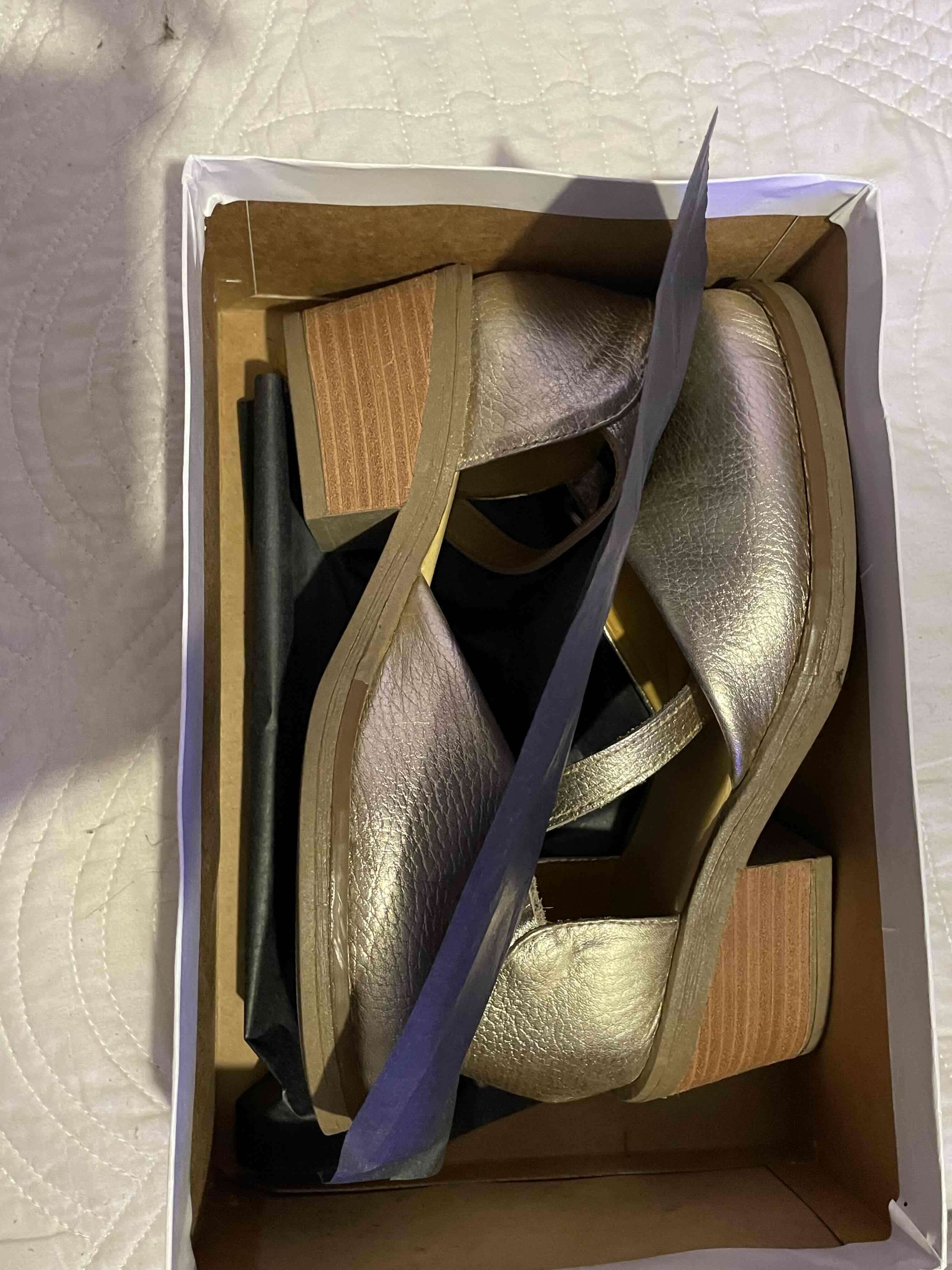 Zapatos dorados con hebilla - miniatura 4