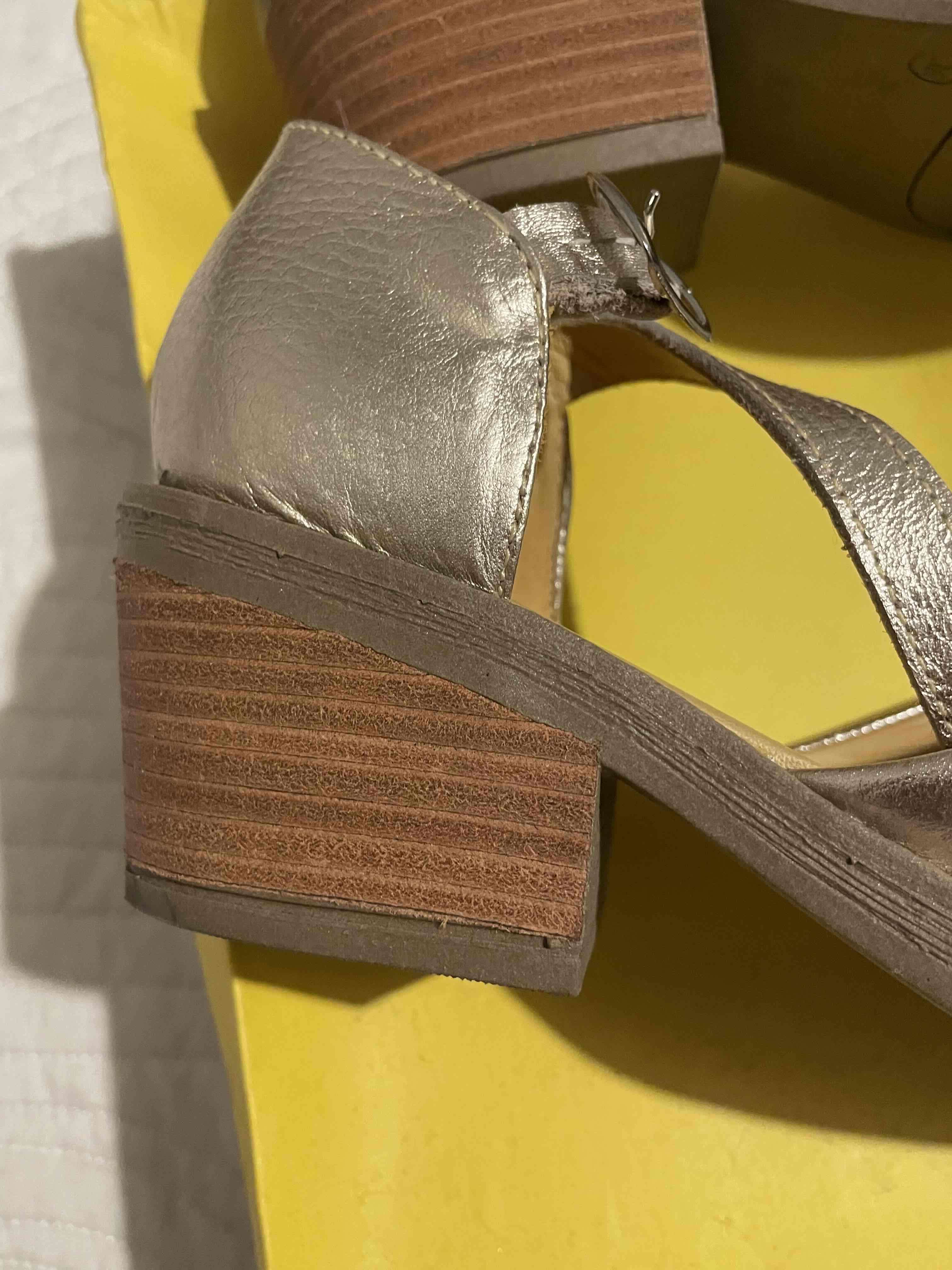 Zapatos dorados con hebilla - miniatura 5