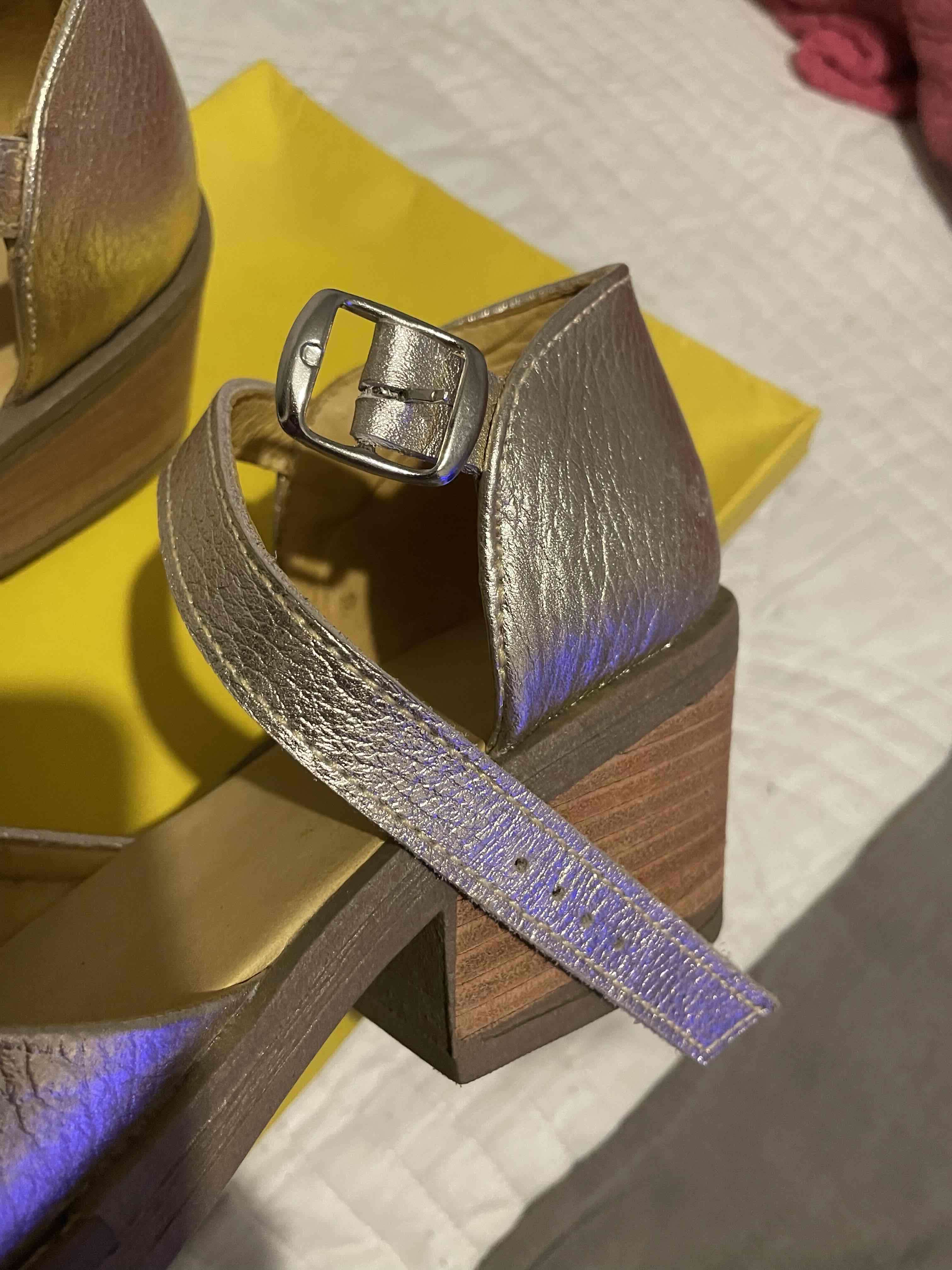 Zapatos dorados con hebilla - miniatura 6