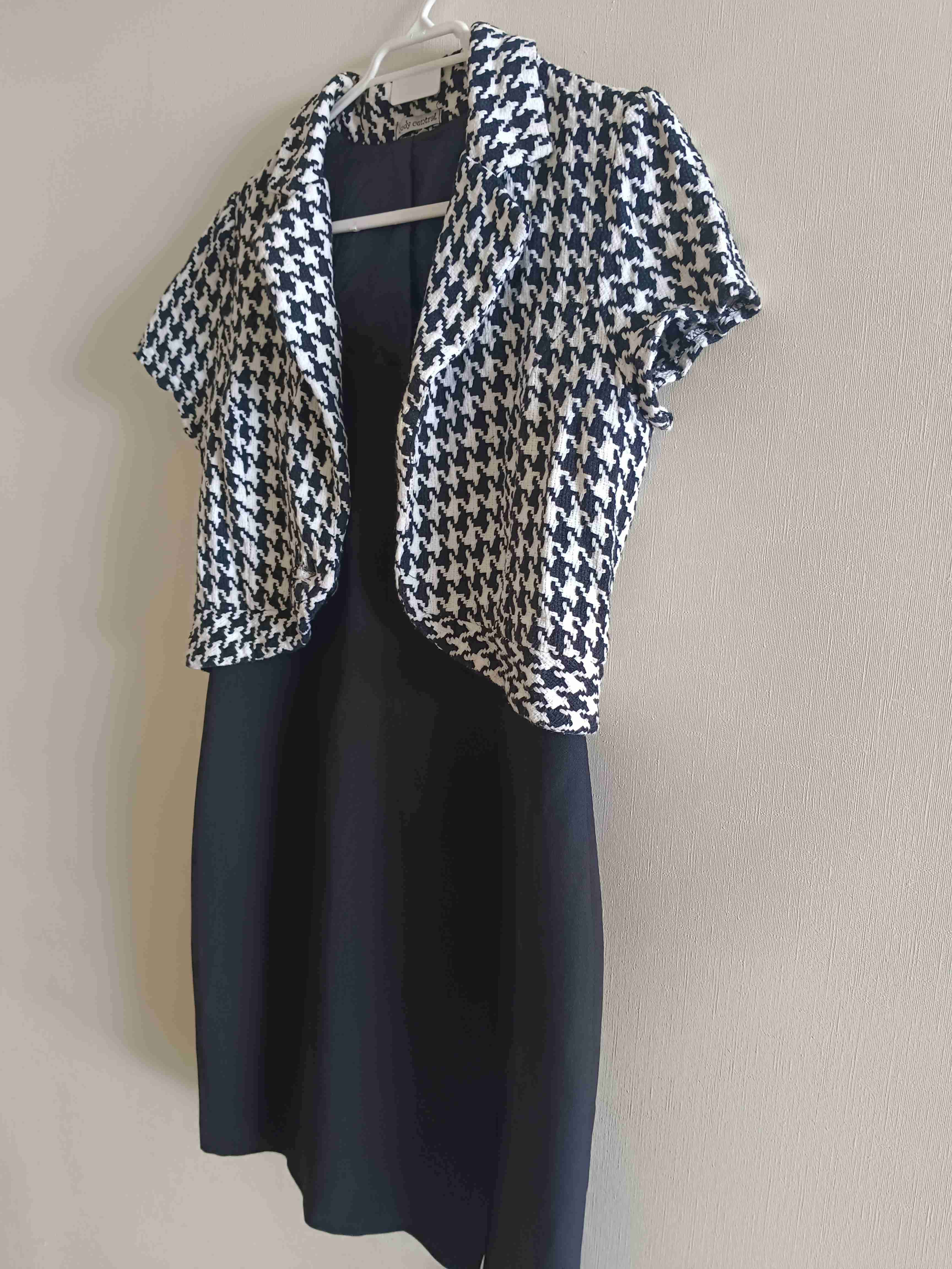 Vestido negro con chaqueta estampada