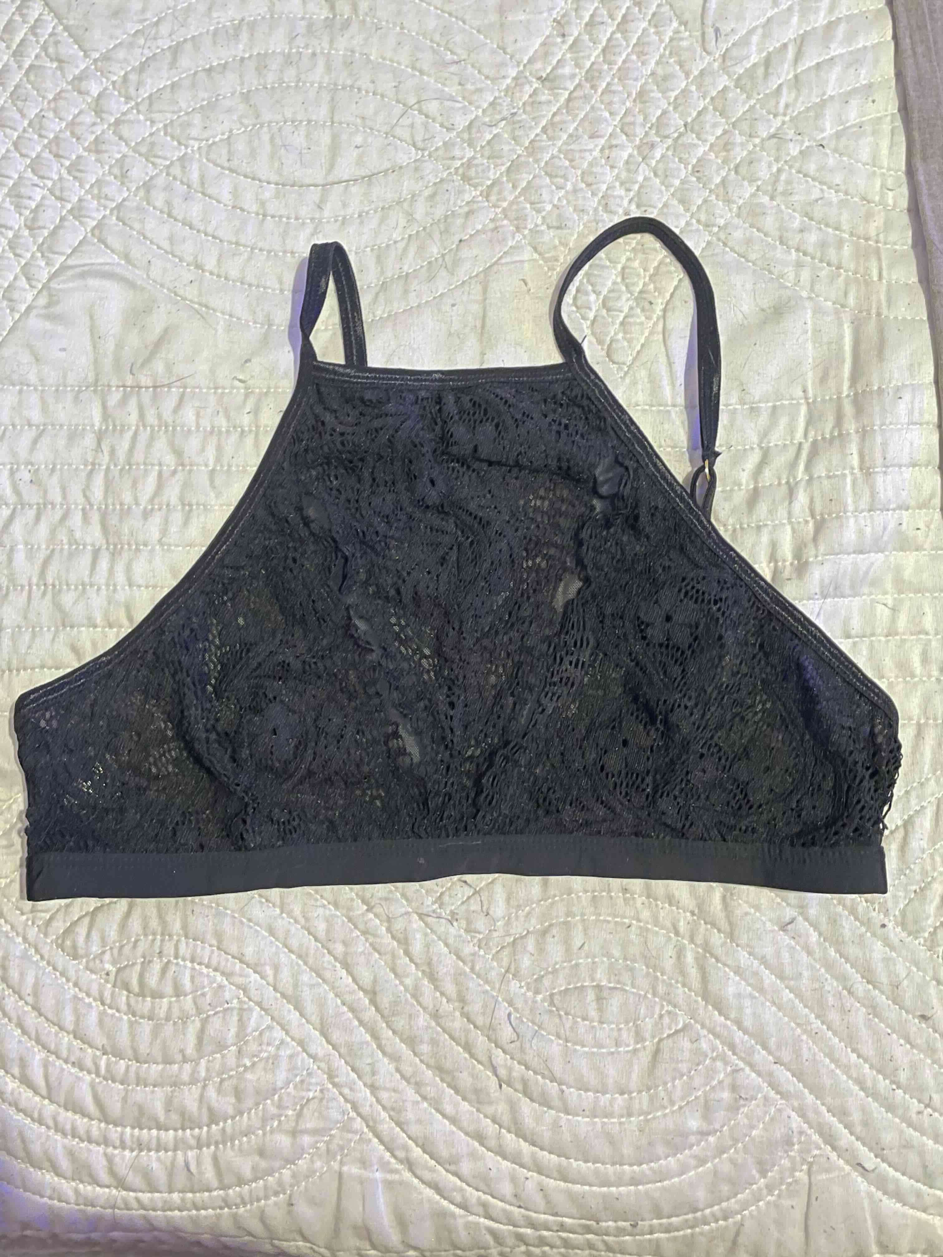 Top de encaje negro y peto deportivo