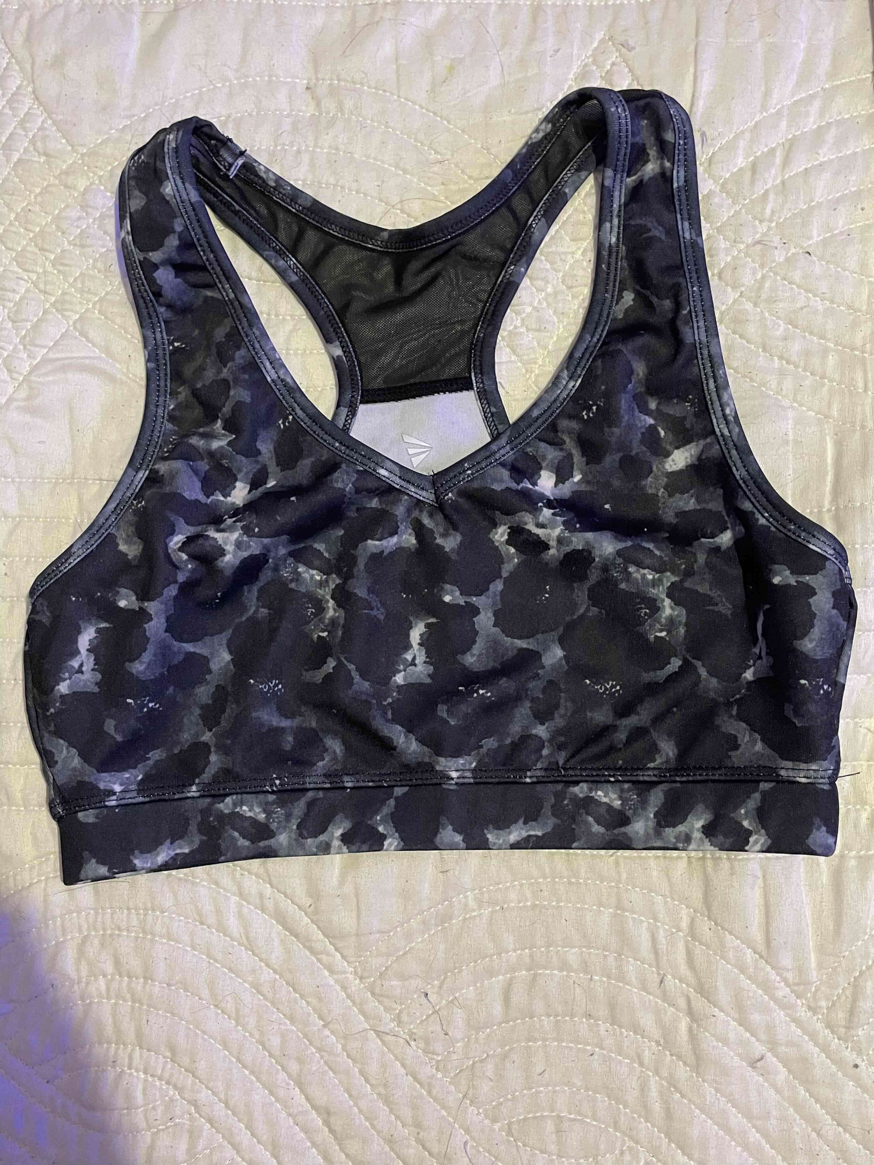 Top de encaje negro y peto deportivo - miniatura 3