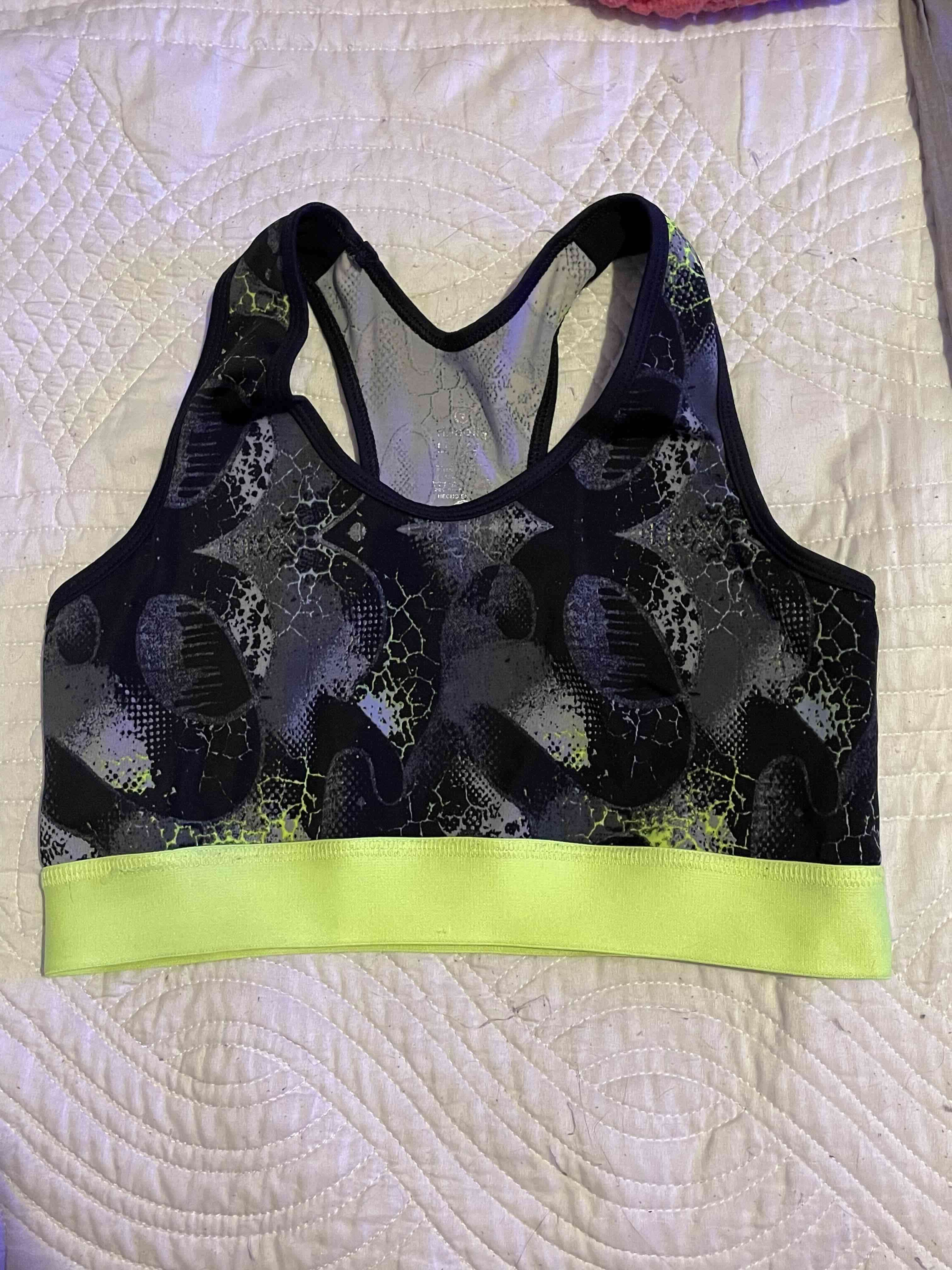 Top de encaje negro y peto deportivo - miniatura 4