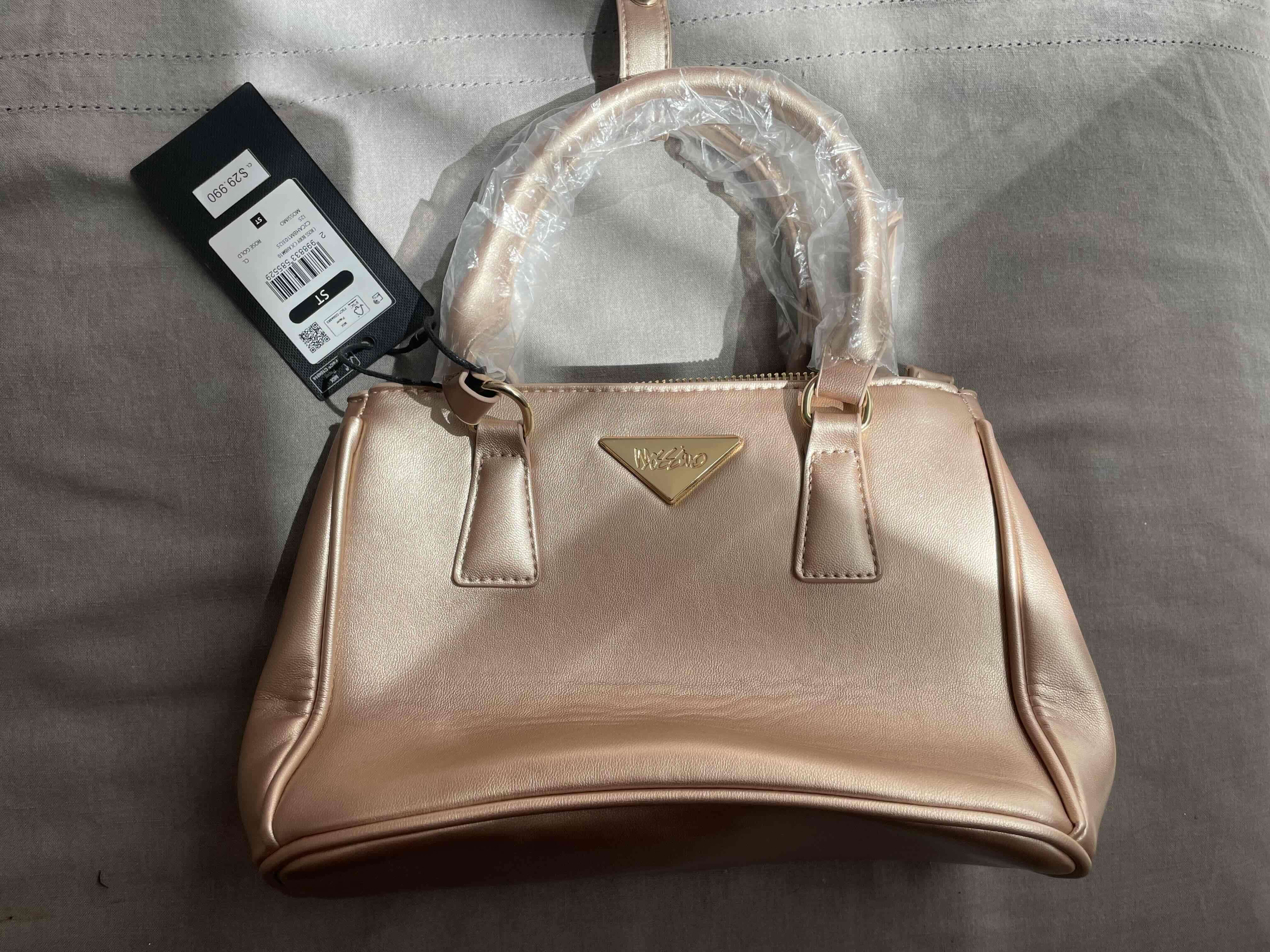 Cartera dorado nuevo con etiqueta