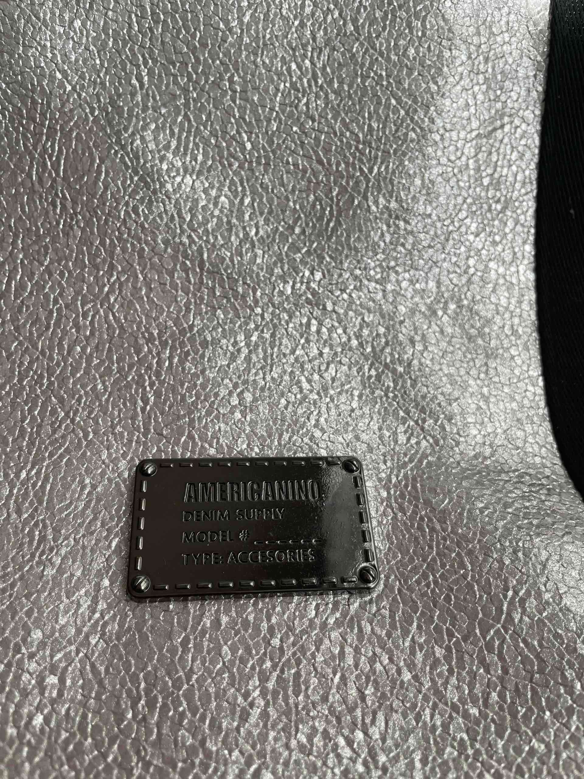 Bolso plateado grande con asas negras - miniatura 2