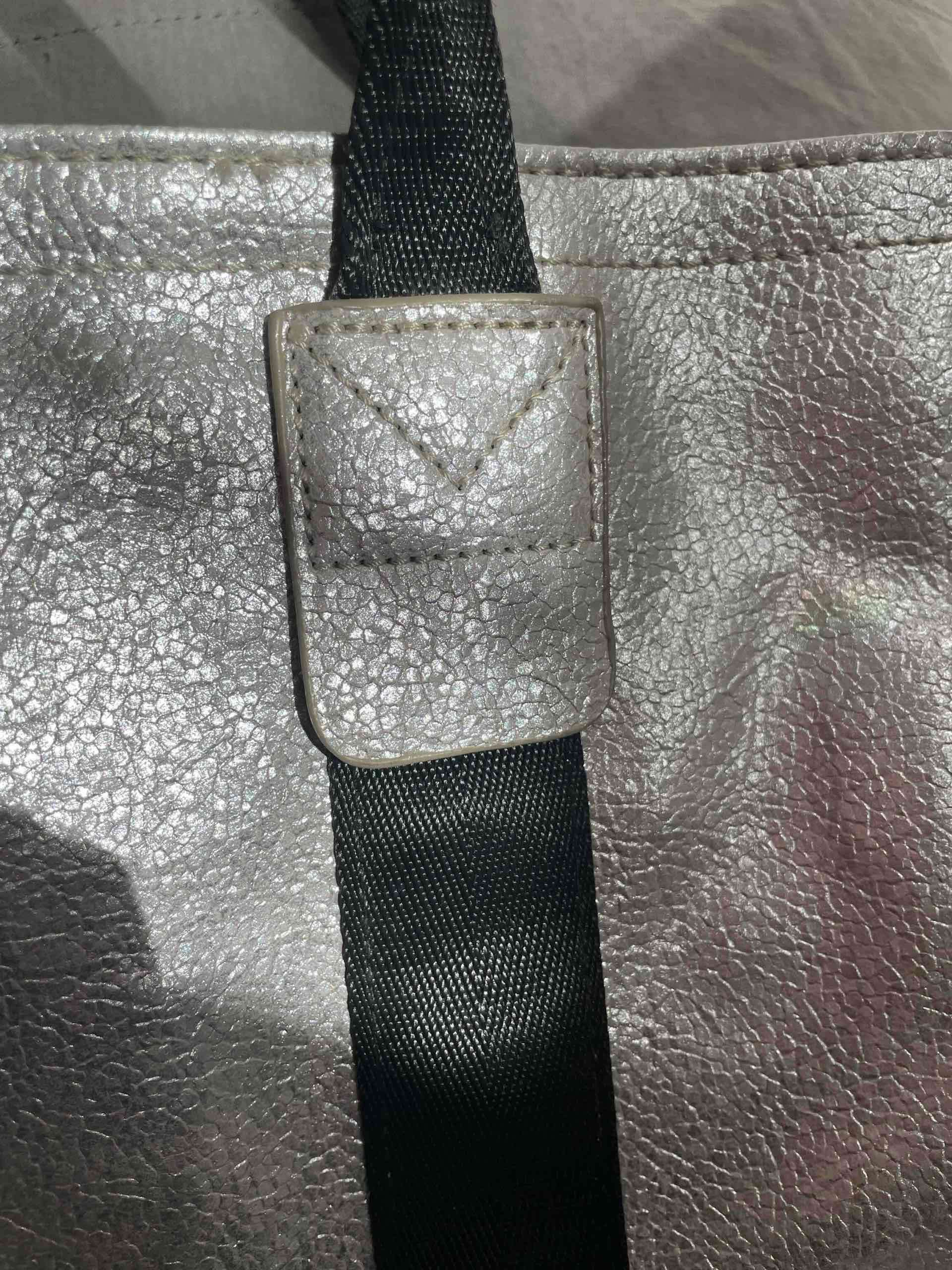 Bolso plateado grande con asas negras - miniatura 3