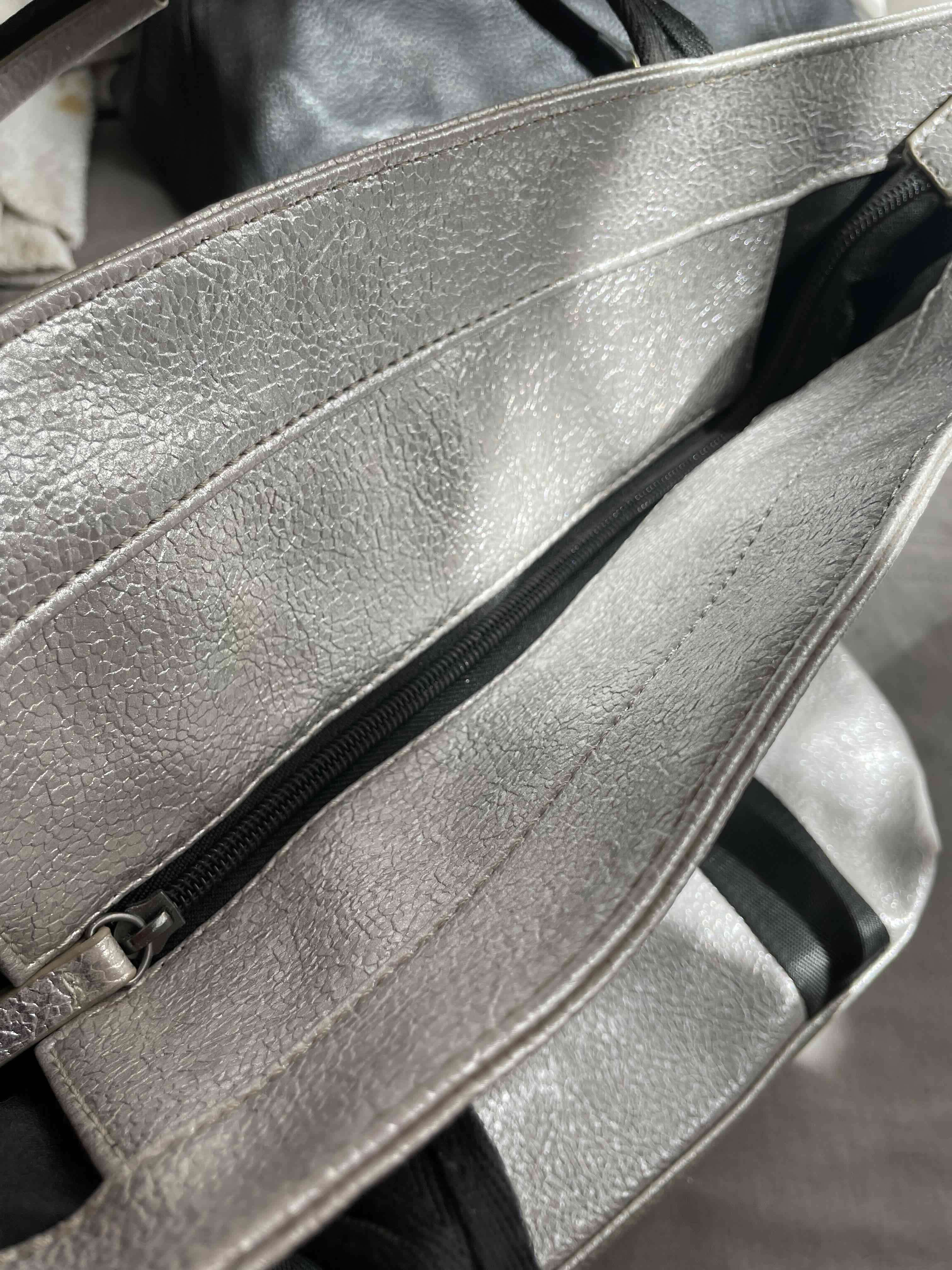 Bolso plateado grande con asas negras - miniatura 4