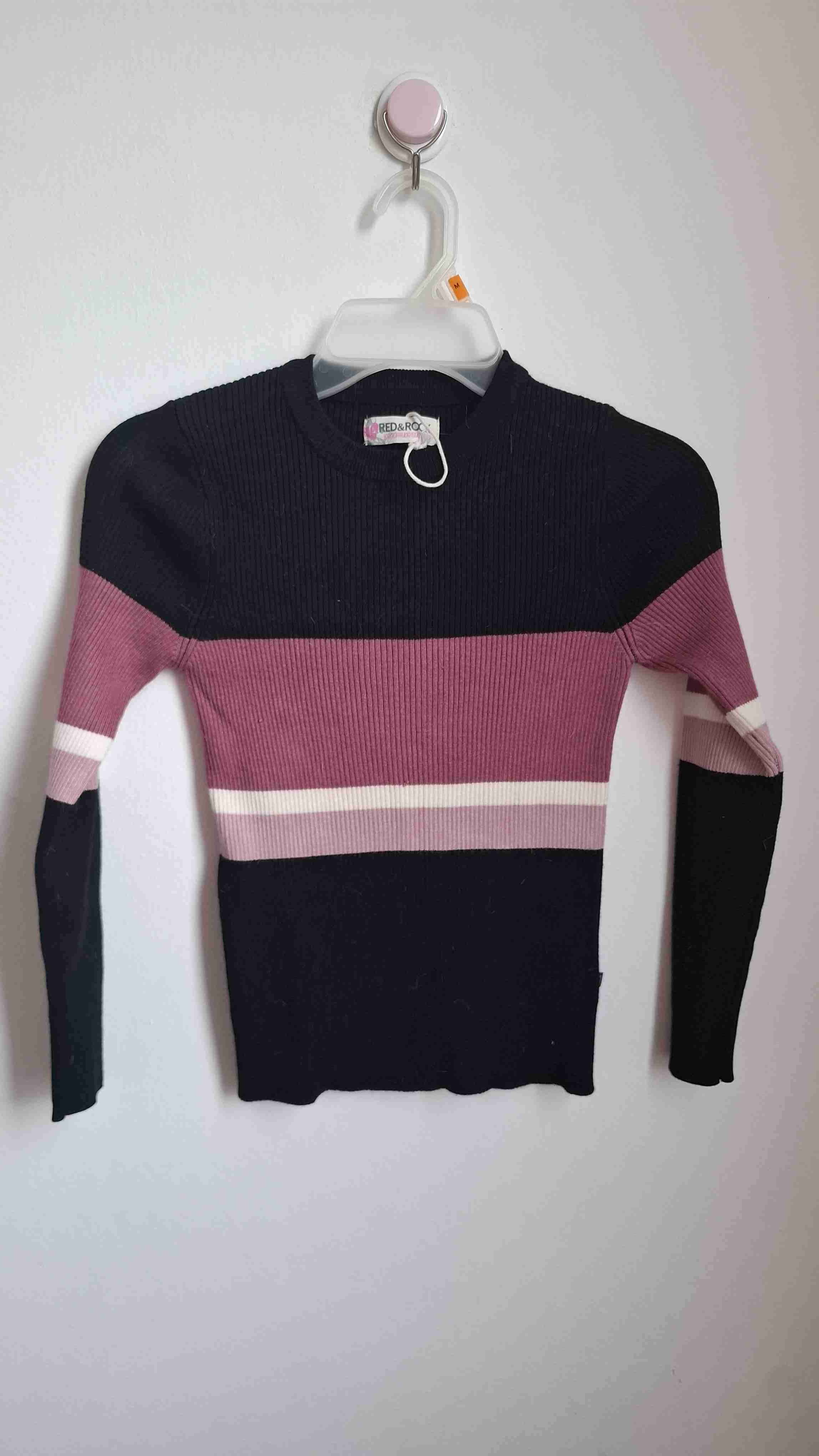 Suéter de rayas negro y rosa