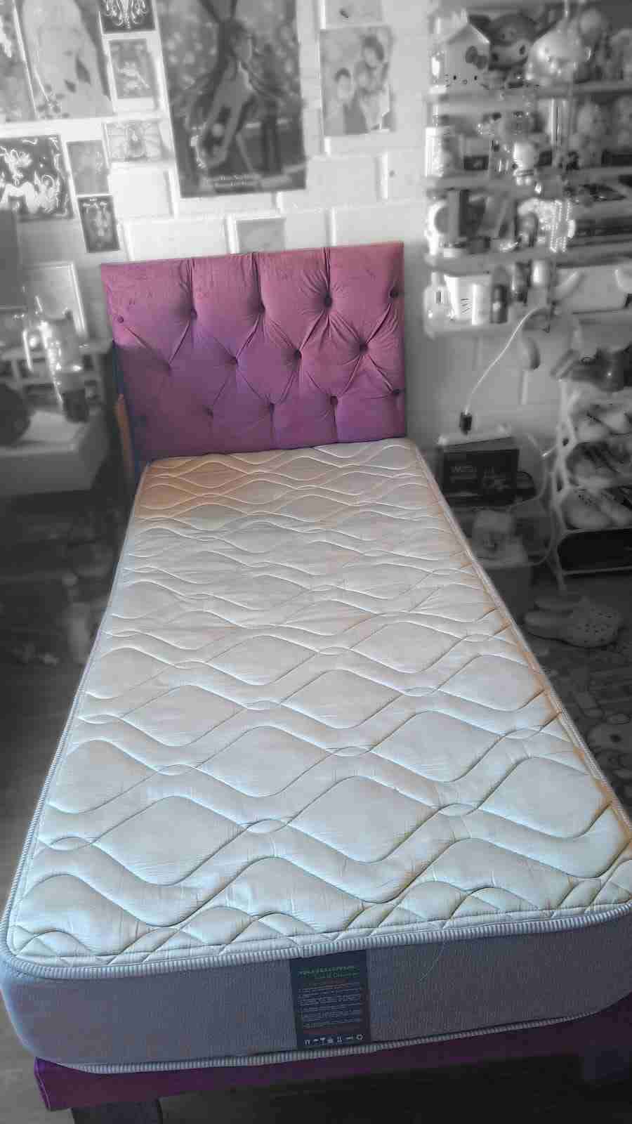 Cama de una plaza con colchón y banquito