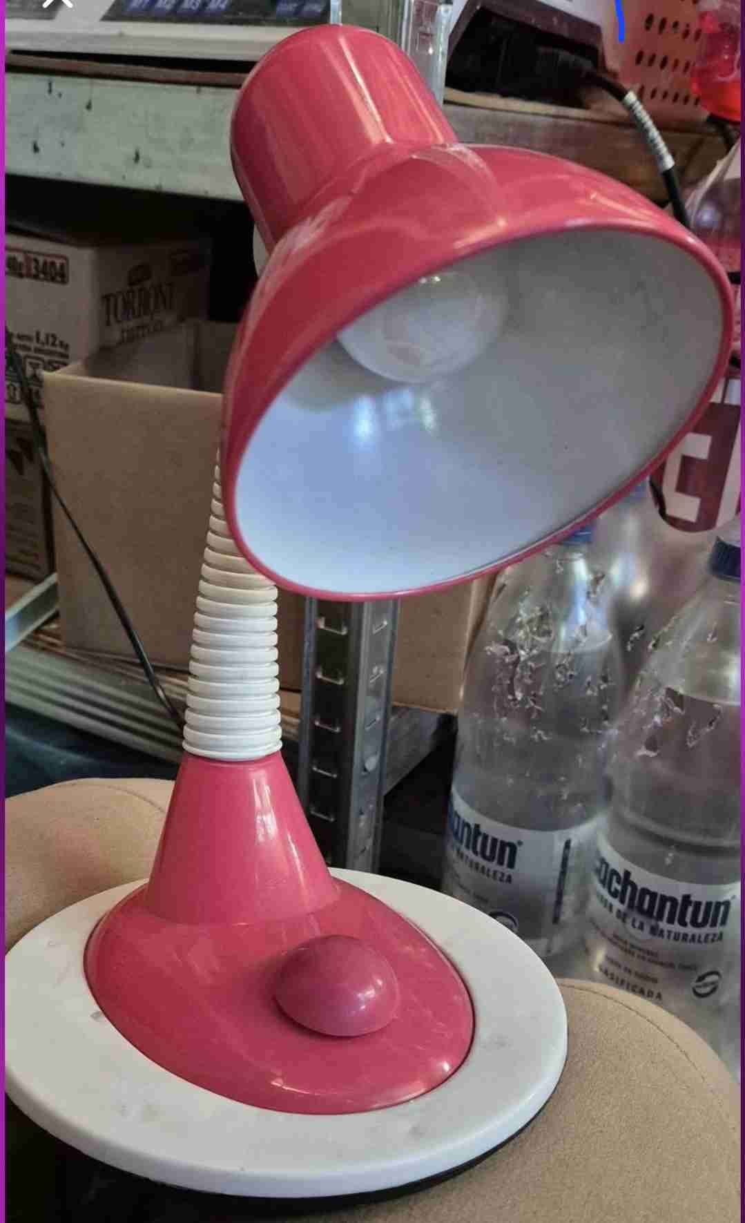 Lámpara de escritorio rosa