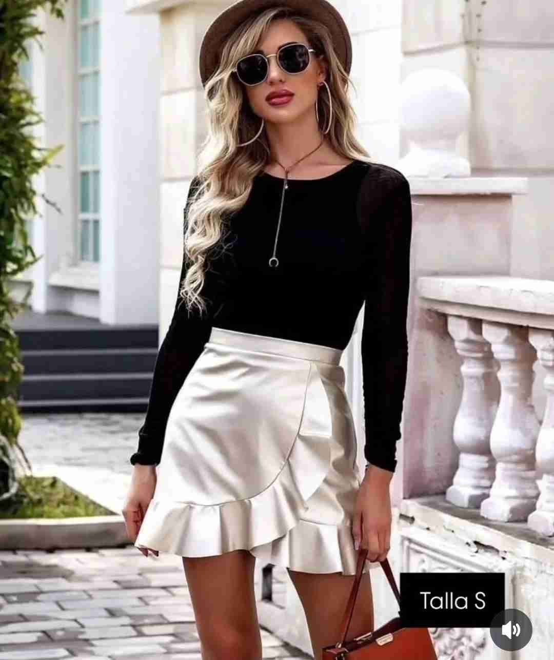 Falda corta plateada con volantes