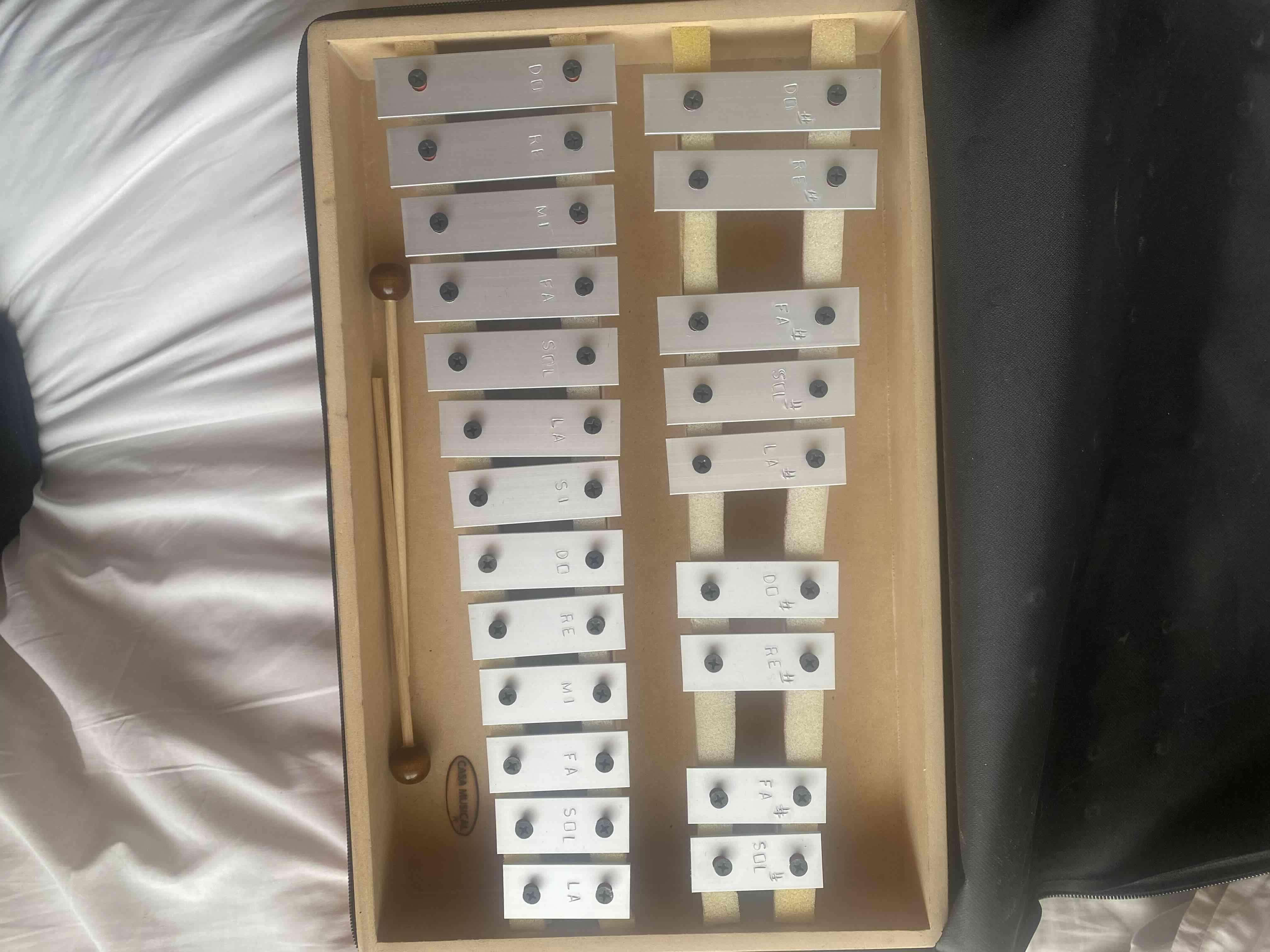 Xilófono de metal con baquetas