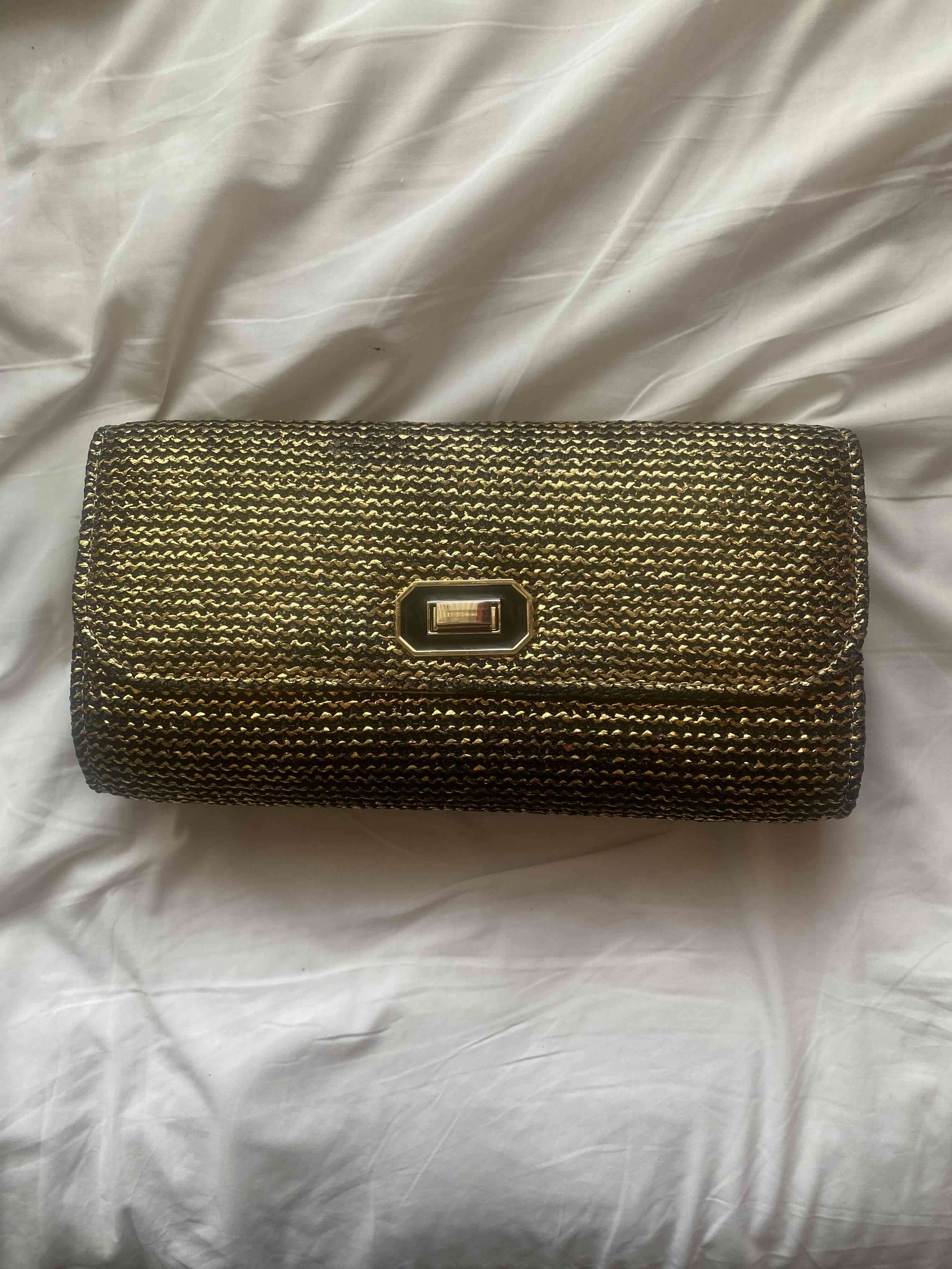 Cartera de mano dorada elegante