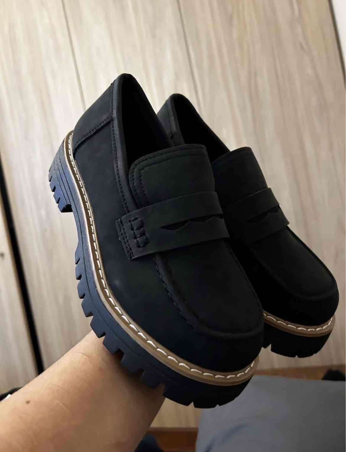 Zapatos de vestir negros gruesos