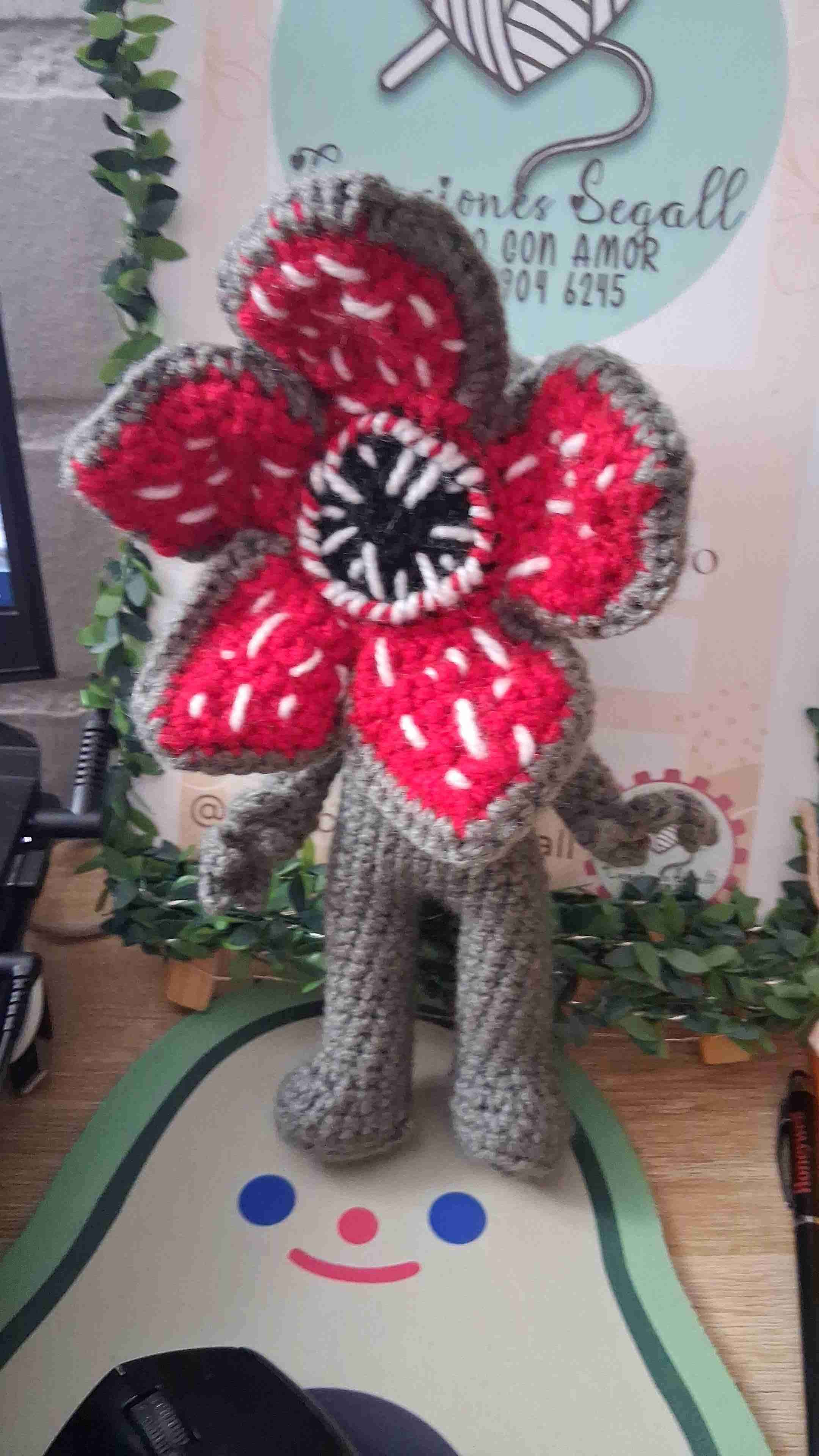 Muñeco tejido a crochet Demogorgon