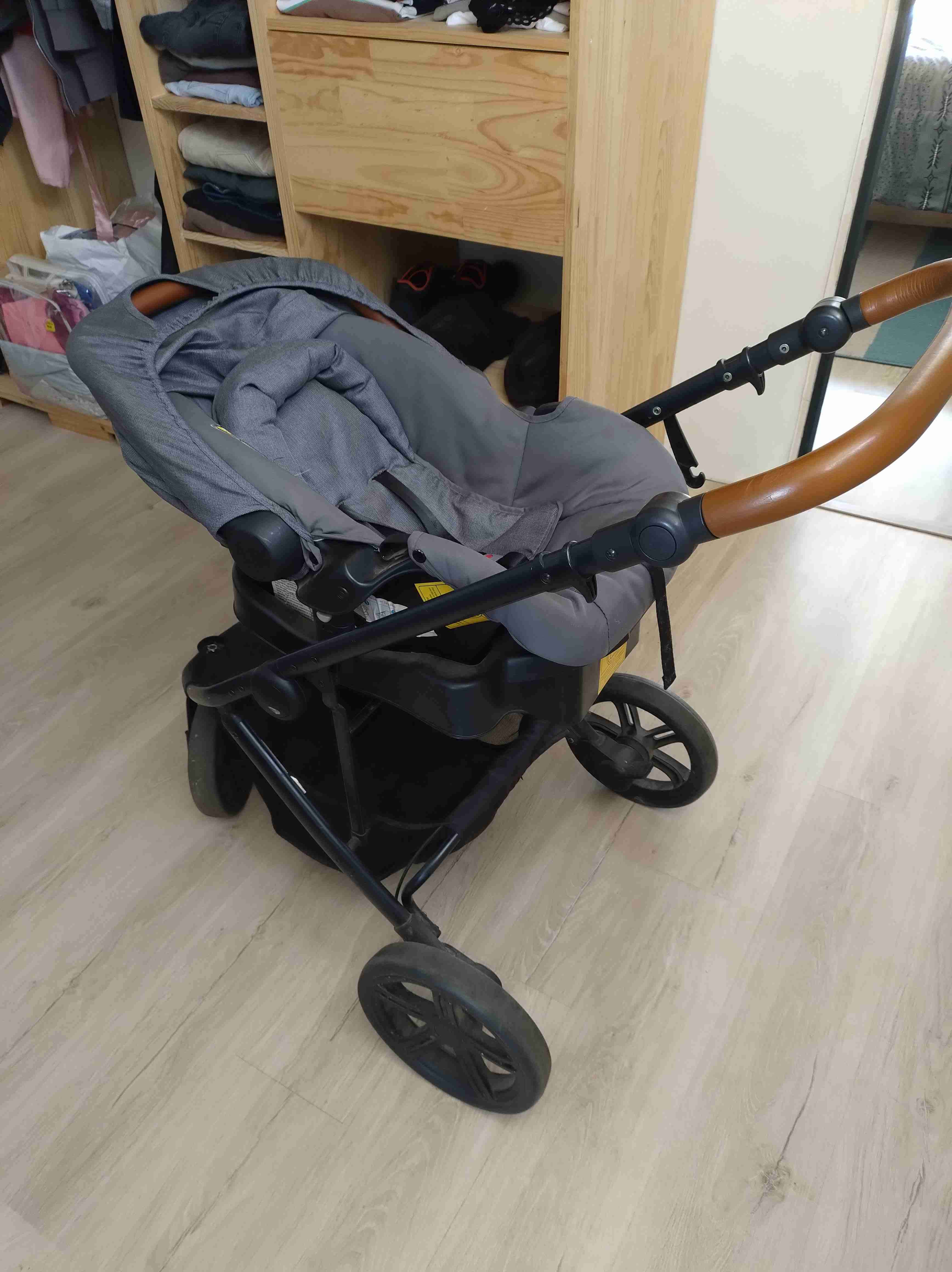 Coche de bebé gris con manillar