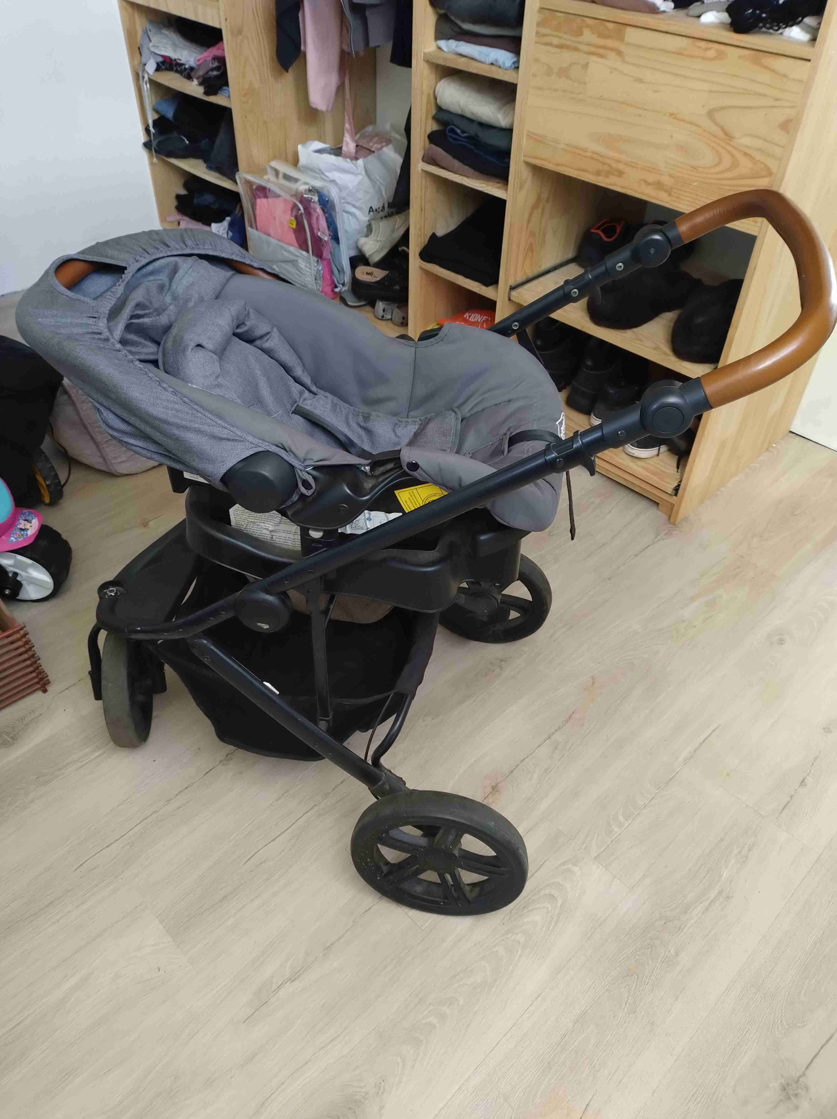 Coche de bebé gris con manillar - miniatura 2