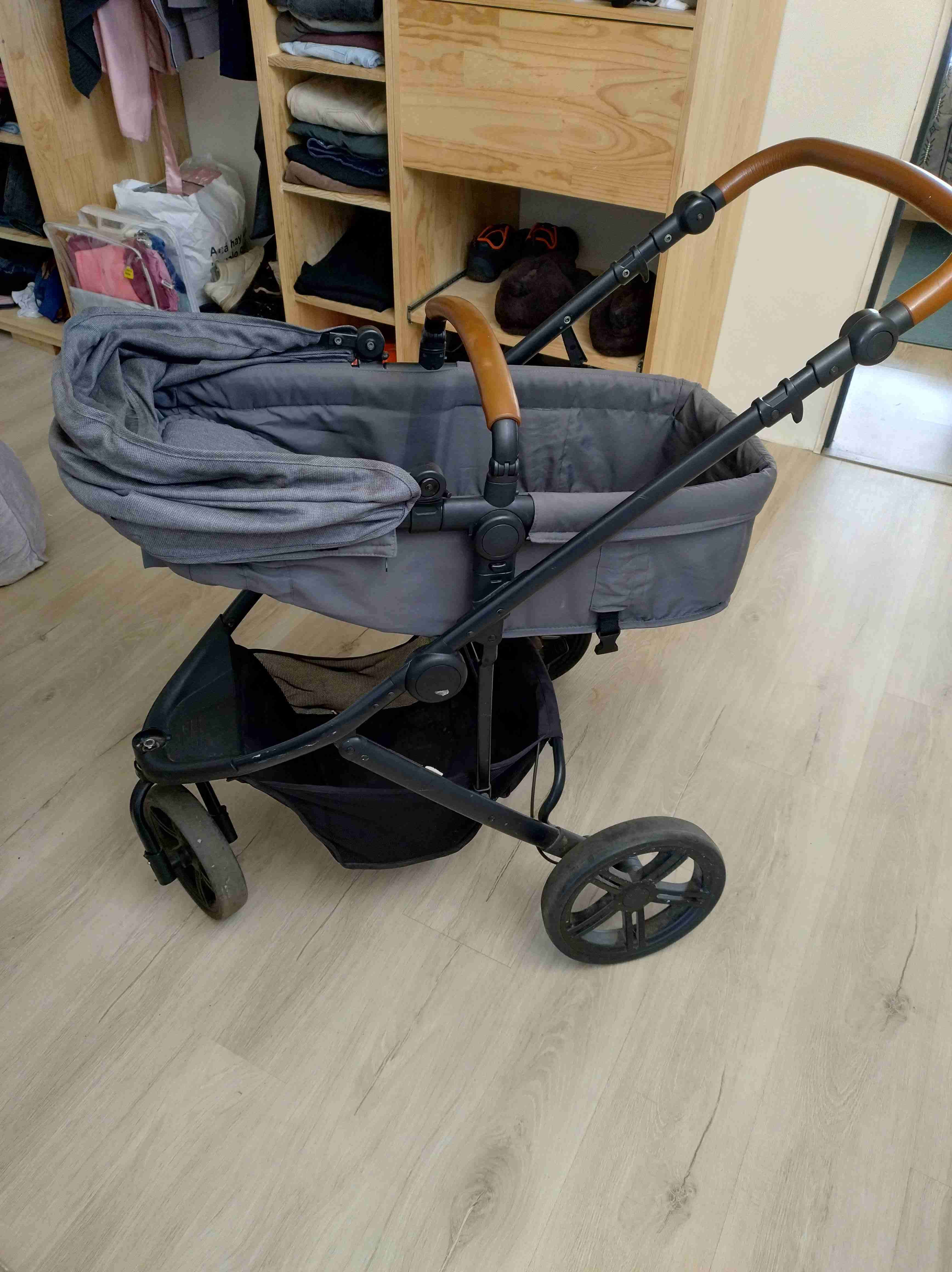 Coche de bebé gris con manillar - miniatura 3