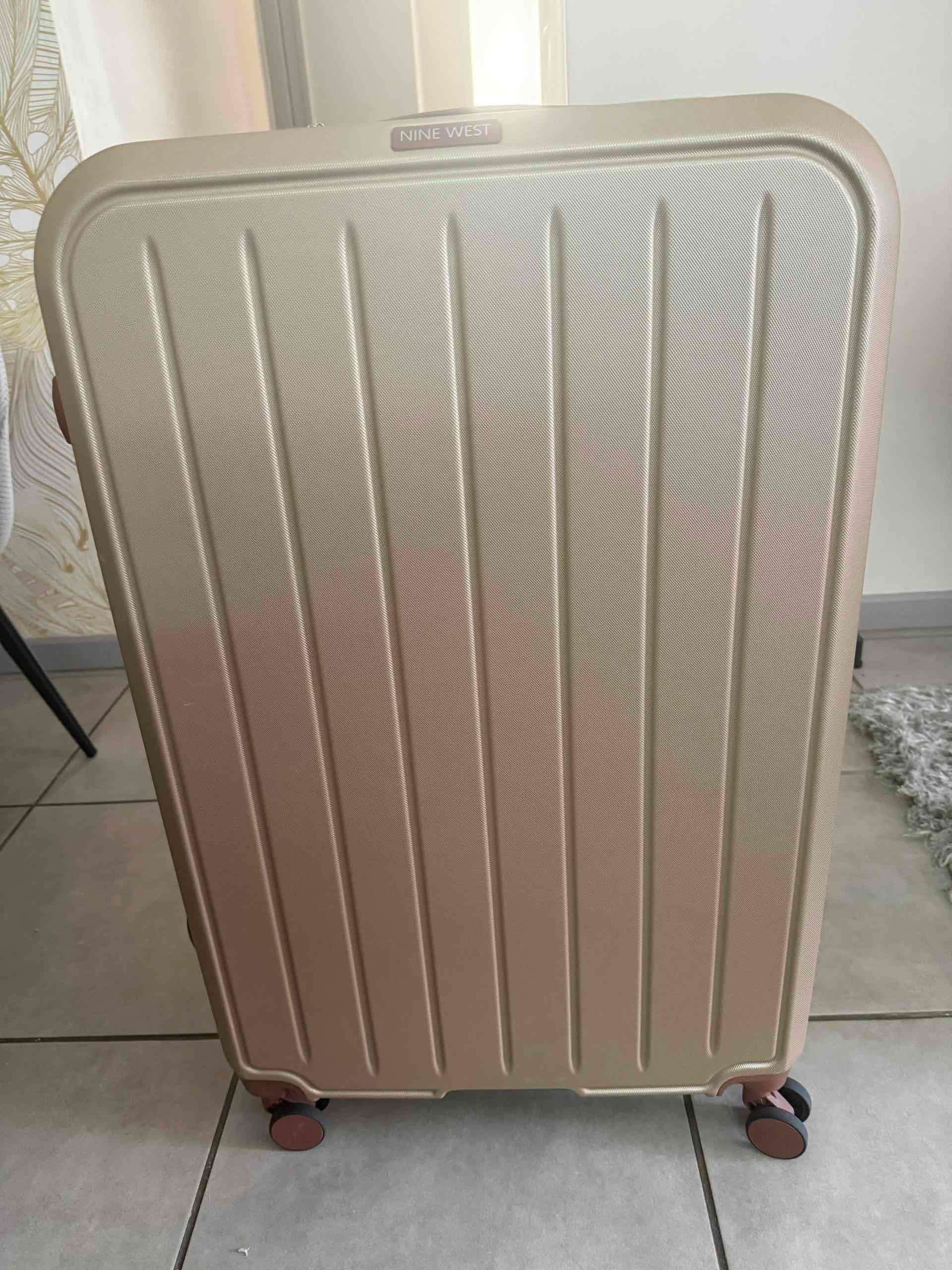Maleta dorada Nine West con ruedas