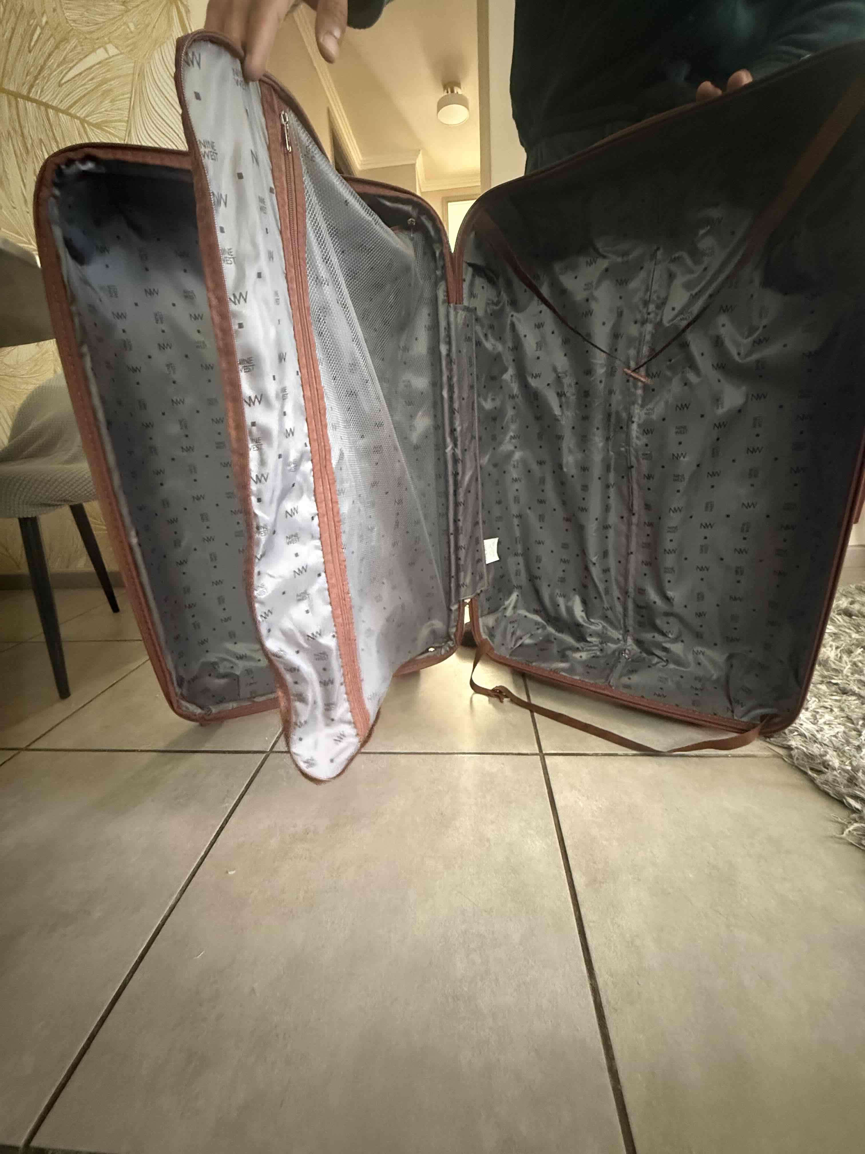 Maleta dorada Nine West con ruedas - miniatura 2