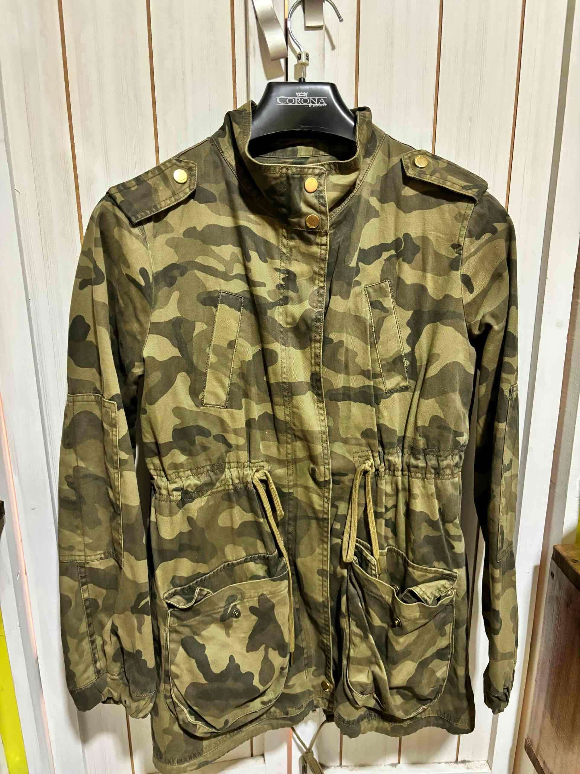 Chaqueta militar camuflada