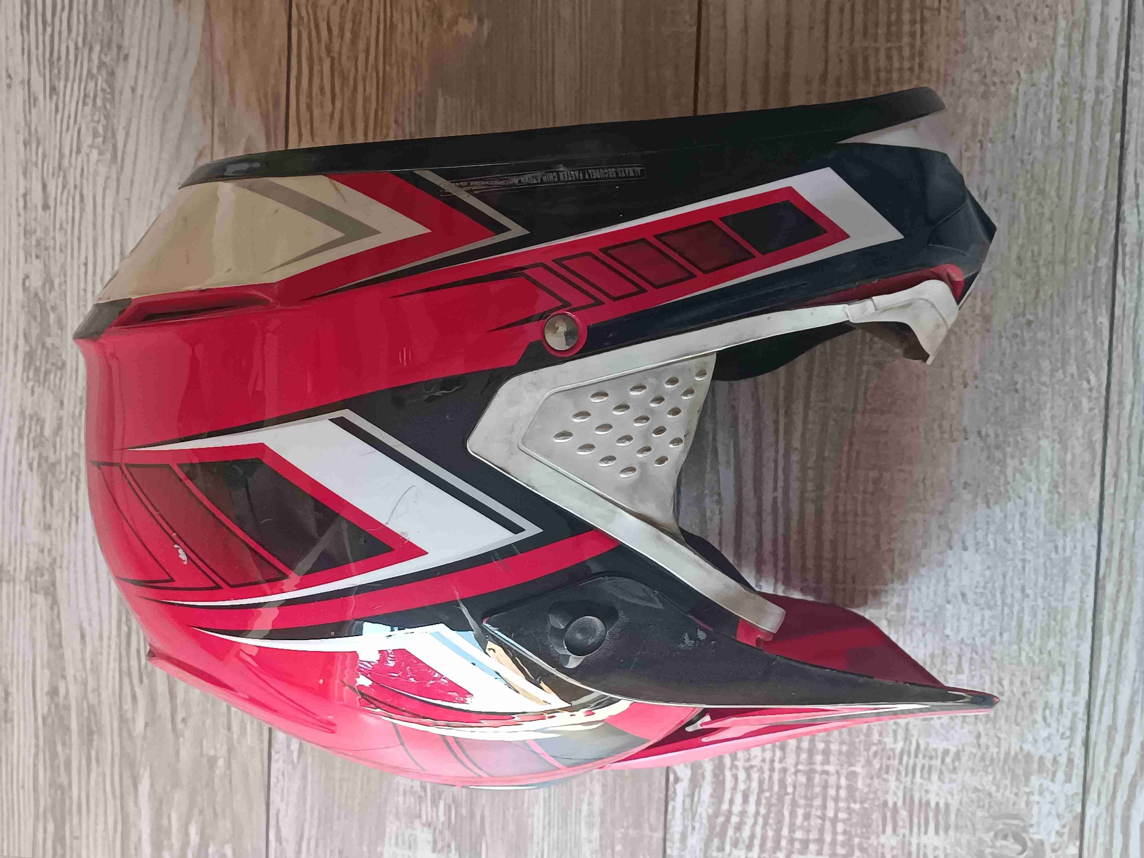 Casco de moto rojo y negro