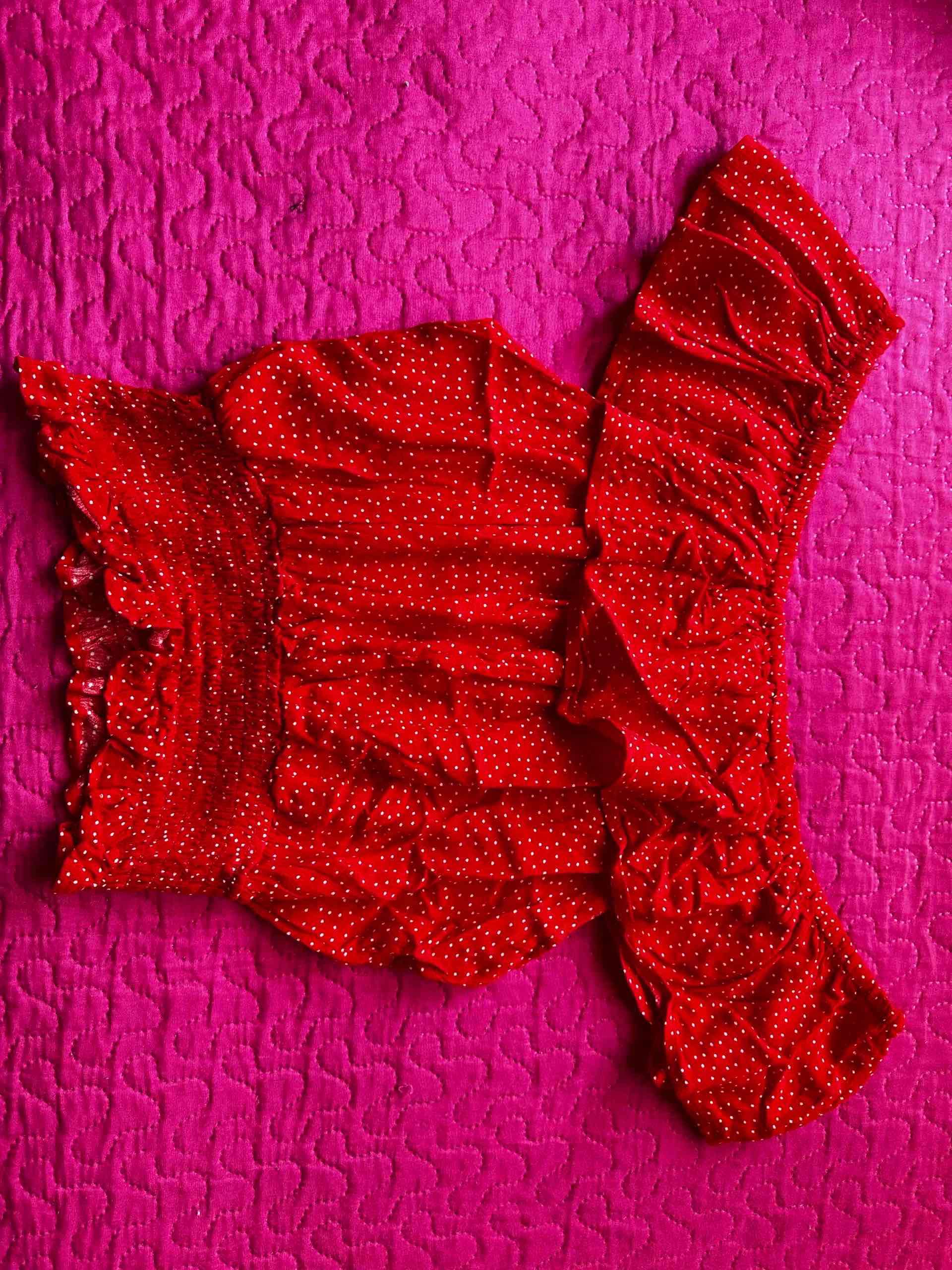 Blusa roja con lunares