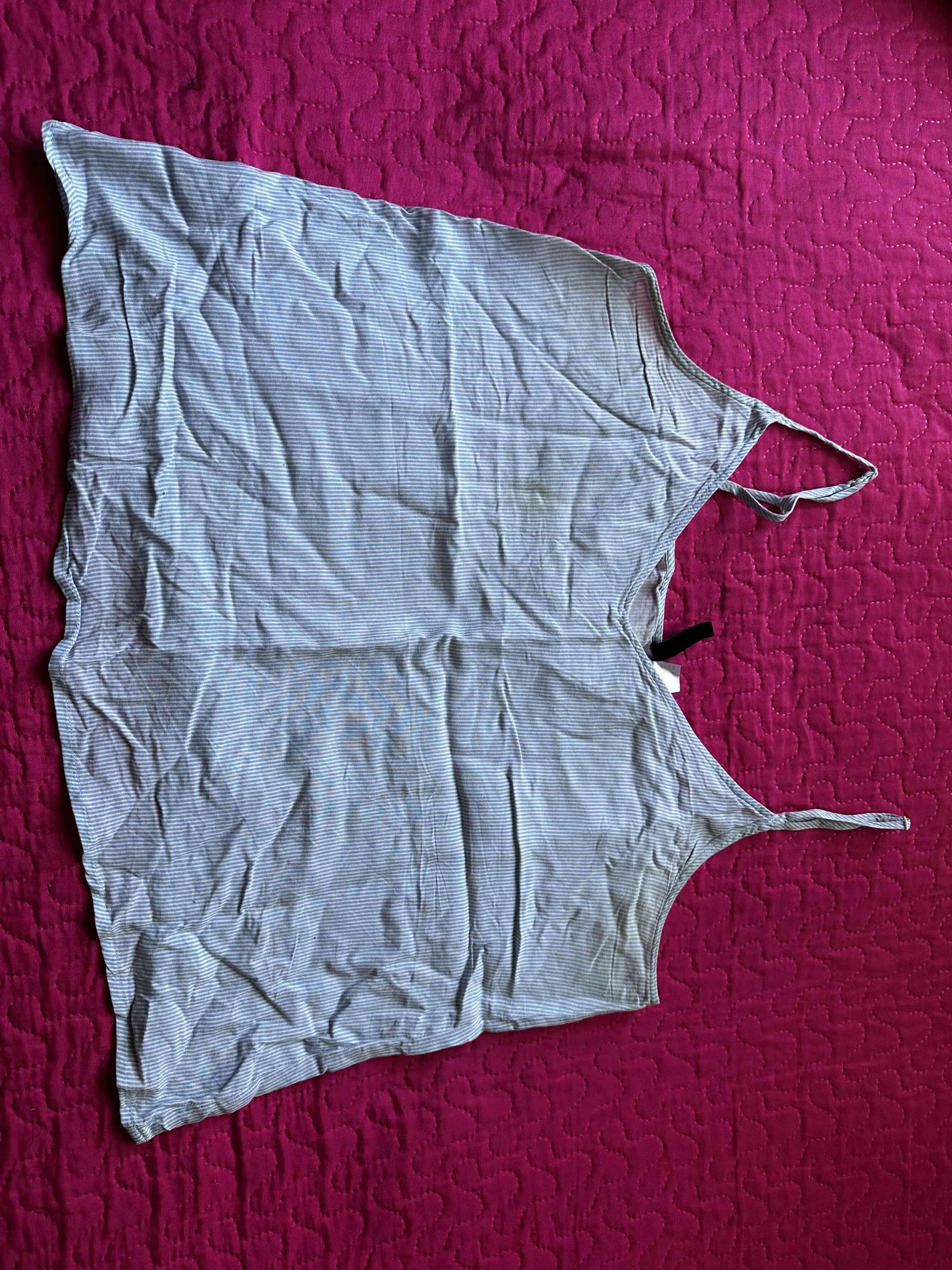 Camiseta tirantes rayada blancas y celestes